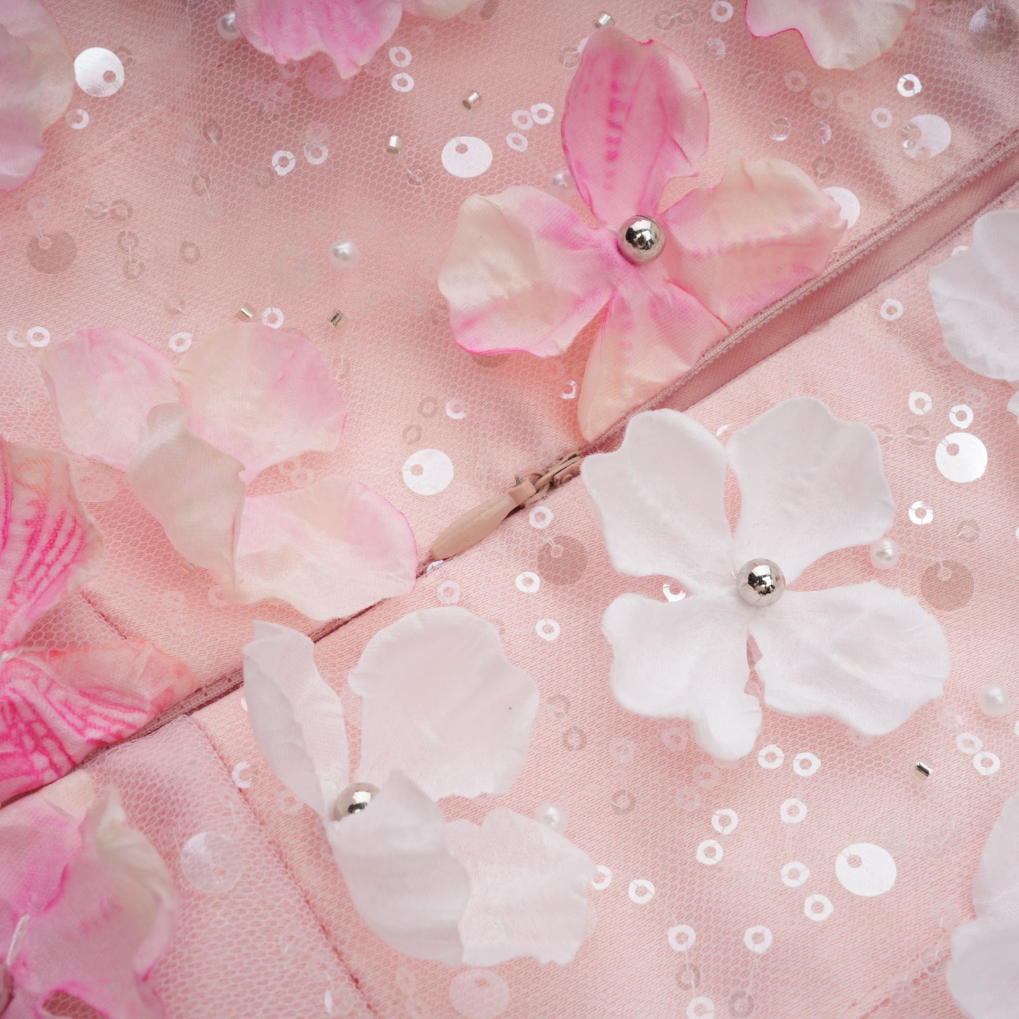 فستان ليلو قصير منتفخ بتلات ثلاثية الأبعاد