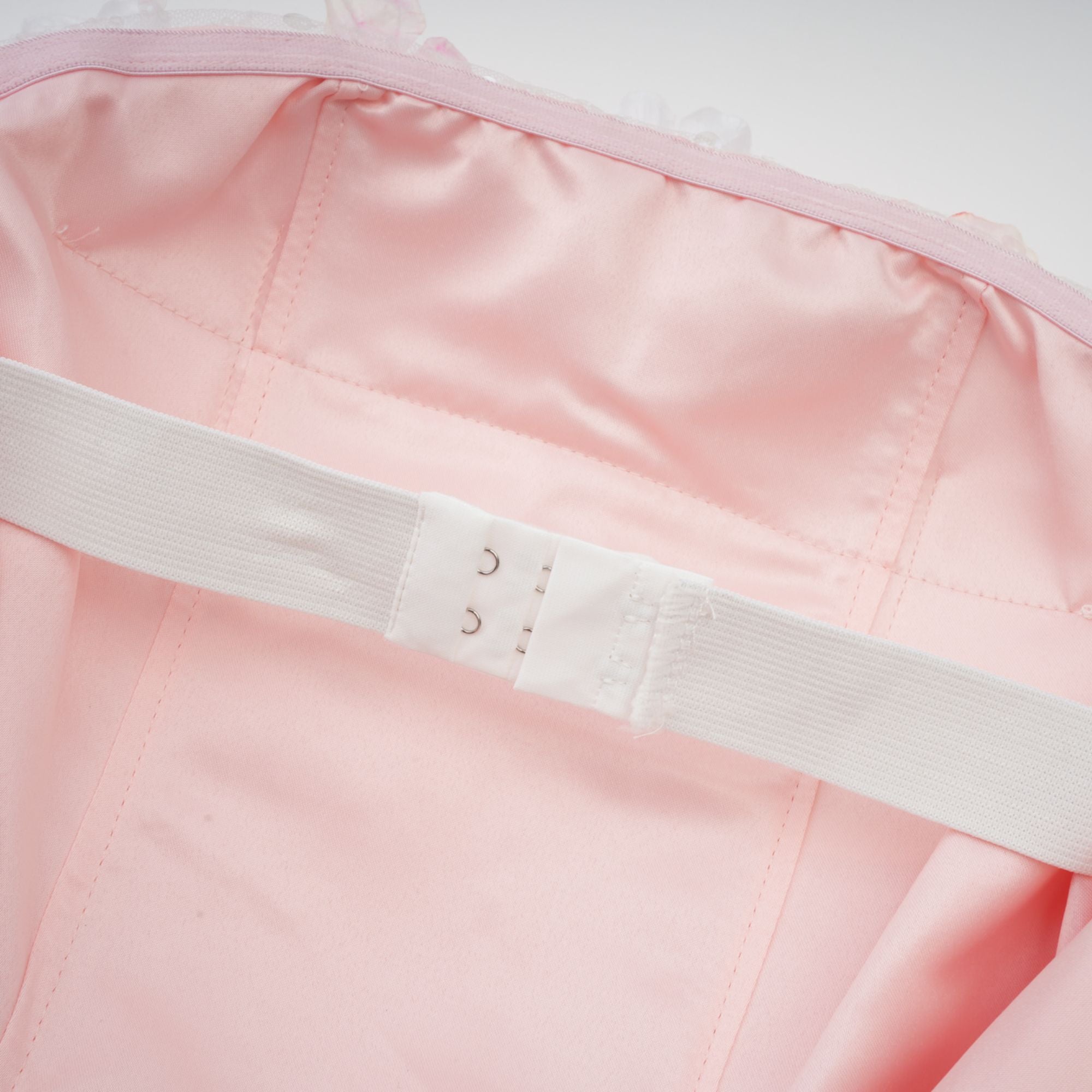 فستان ليلو قصير منتفخ بتلات ثلاثية الأبعاد