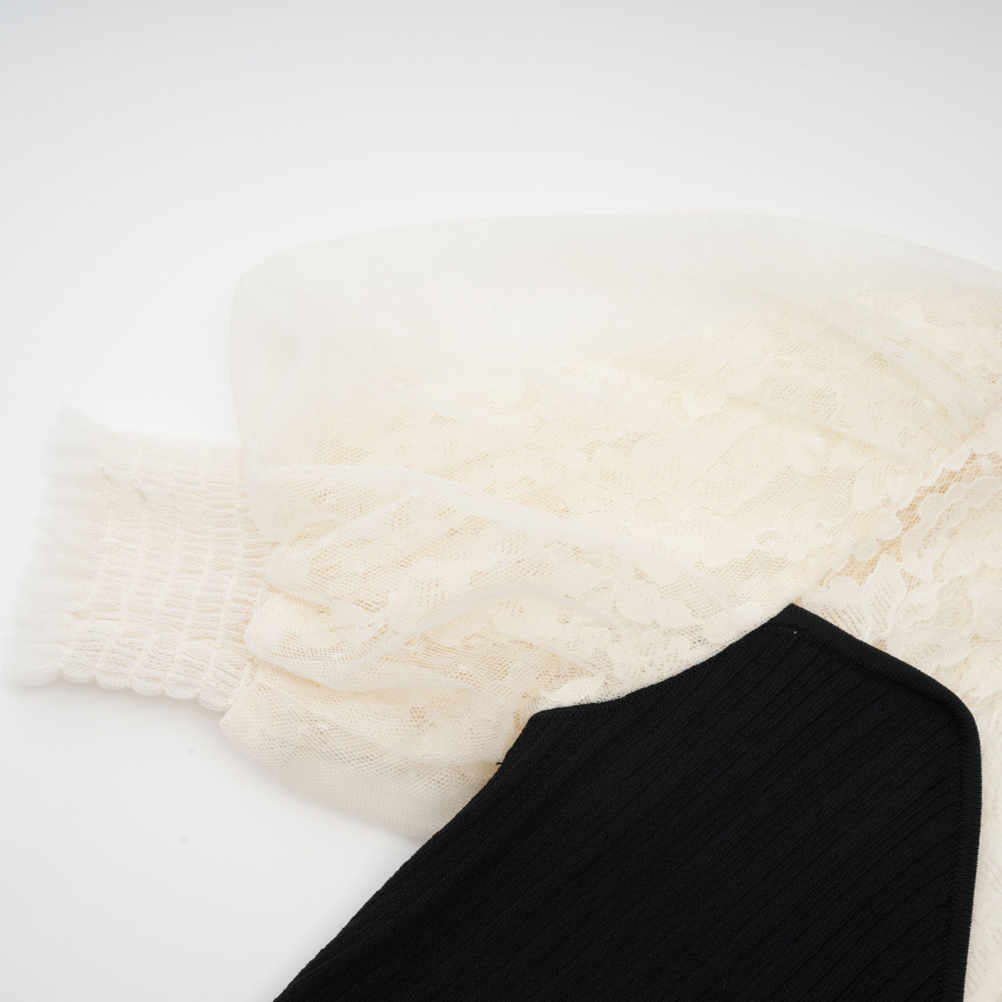 فستان نوا متوسط الطول محبوك ومزين بالدانتيل