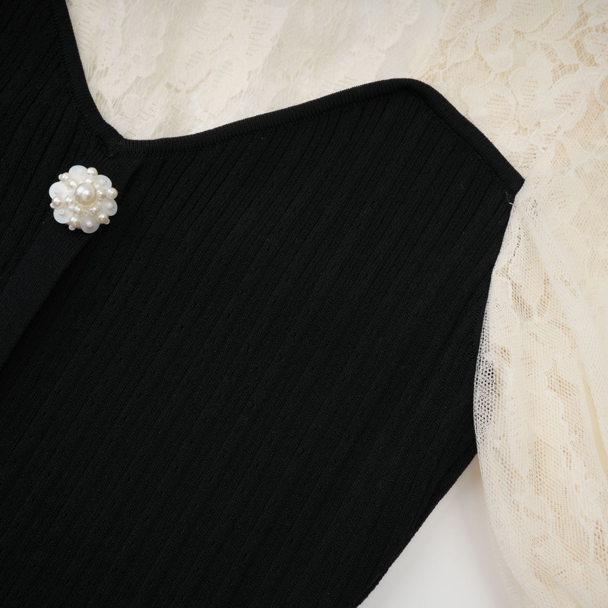 فستان نوا متوسط الطول محبوك ومزين بالدانتيل