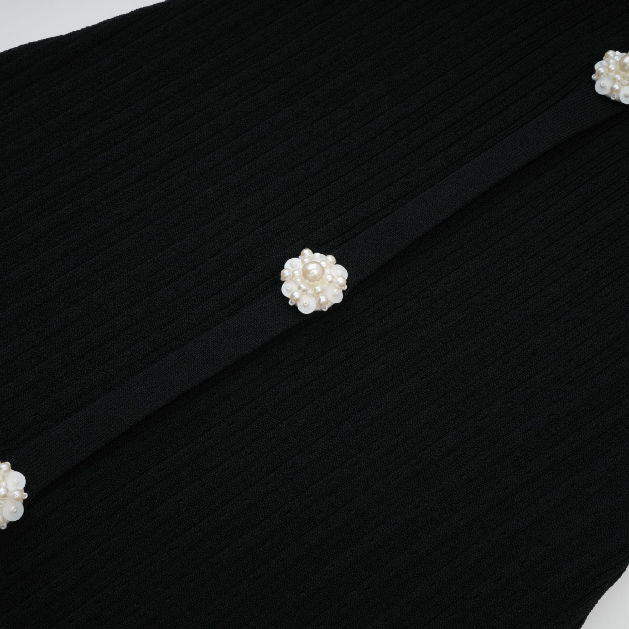 فستان نوا متوسط الطول محبوك ومزين بالدانتيل