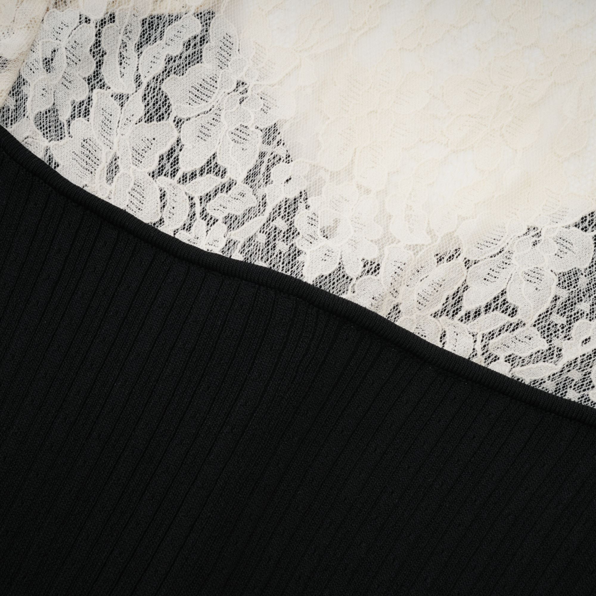 فستان نوا متوسط الطول محبوك ومزين بالدانتيل