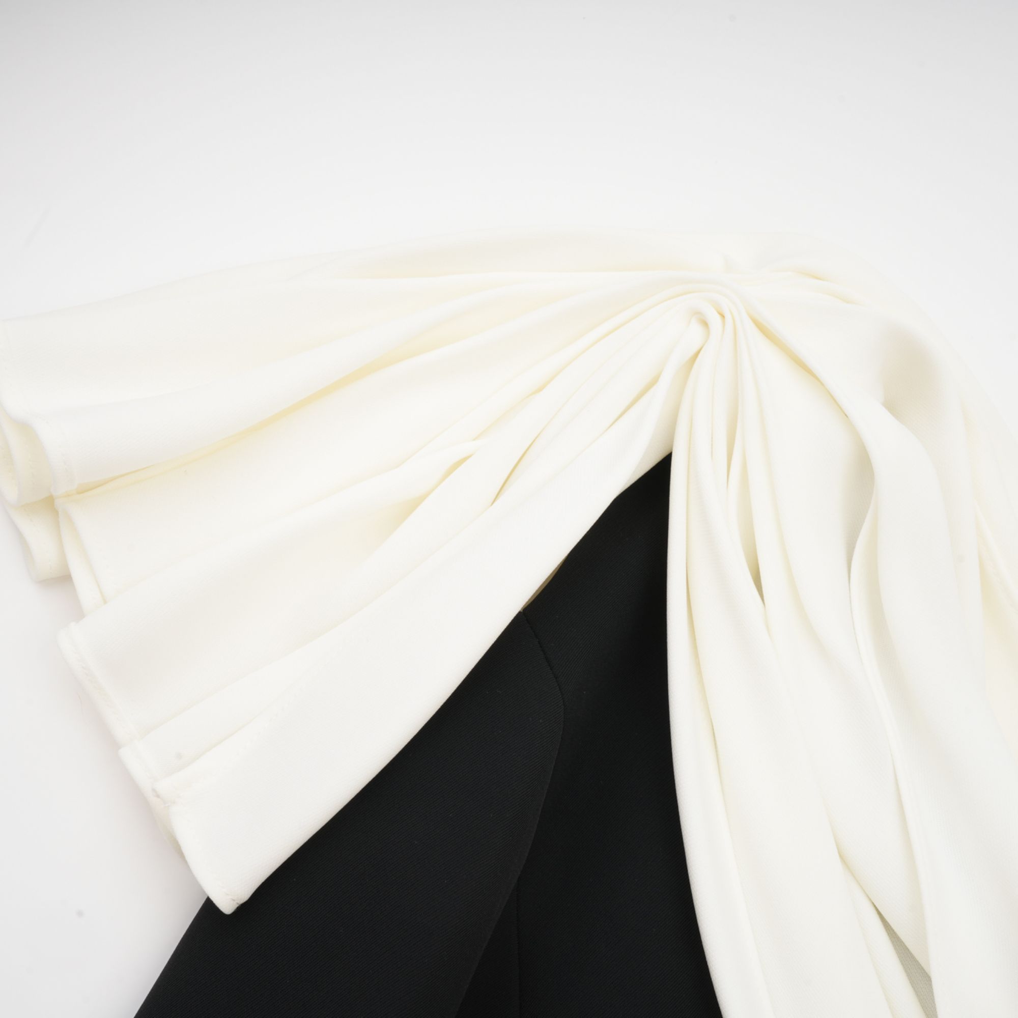 فستان قصير غير متماثل من تصميم Émeline