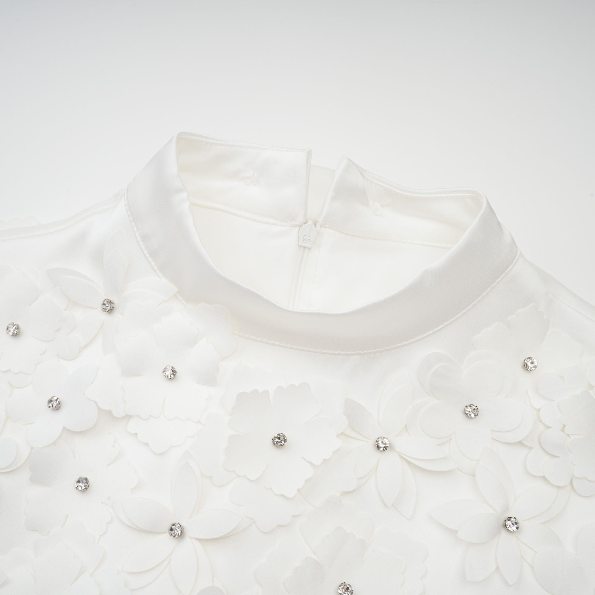 فستان جينيفيف القصير المزين بالزهور الصناعية