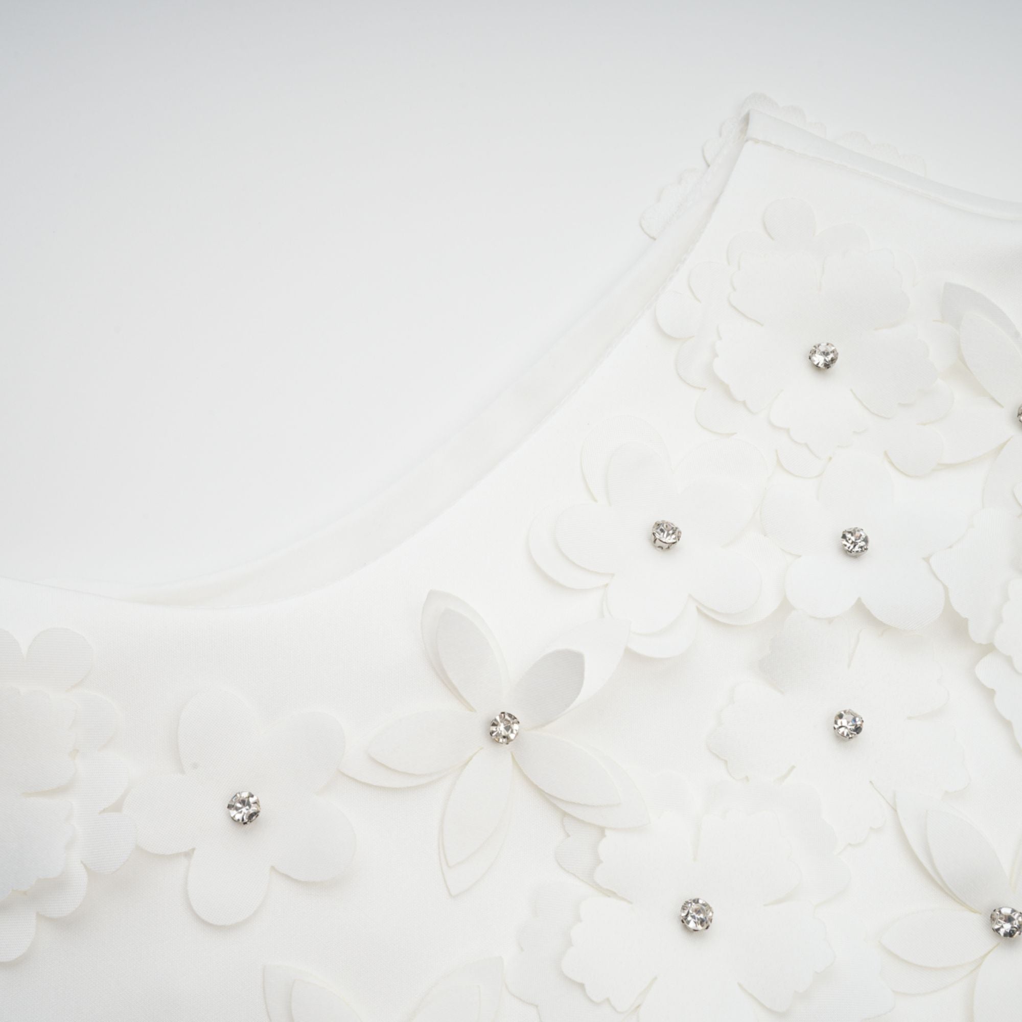 فستان جينيفيف القصير المزين بالزهور الصناعية