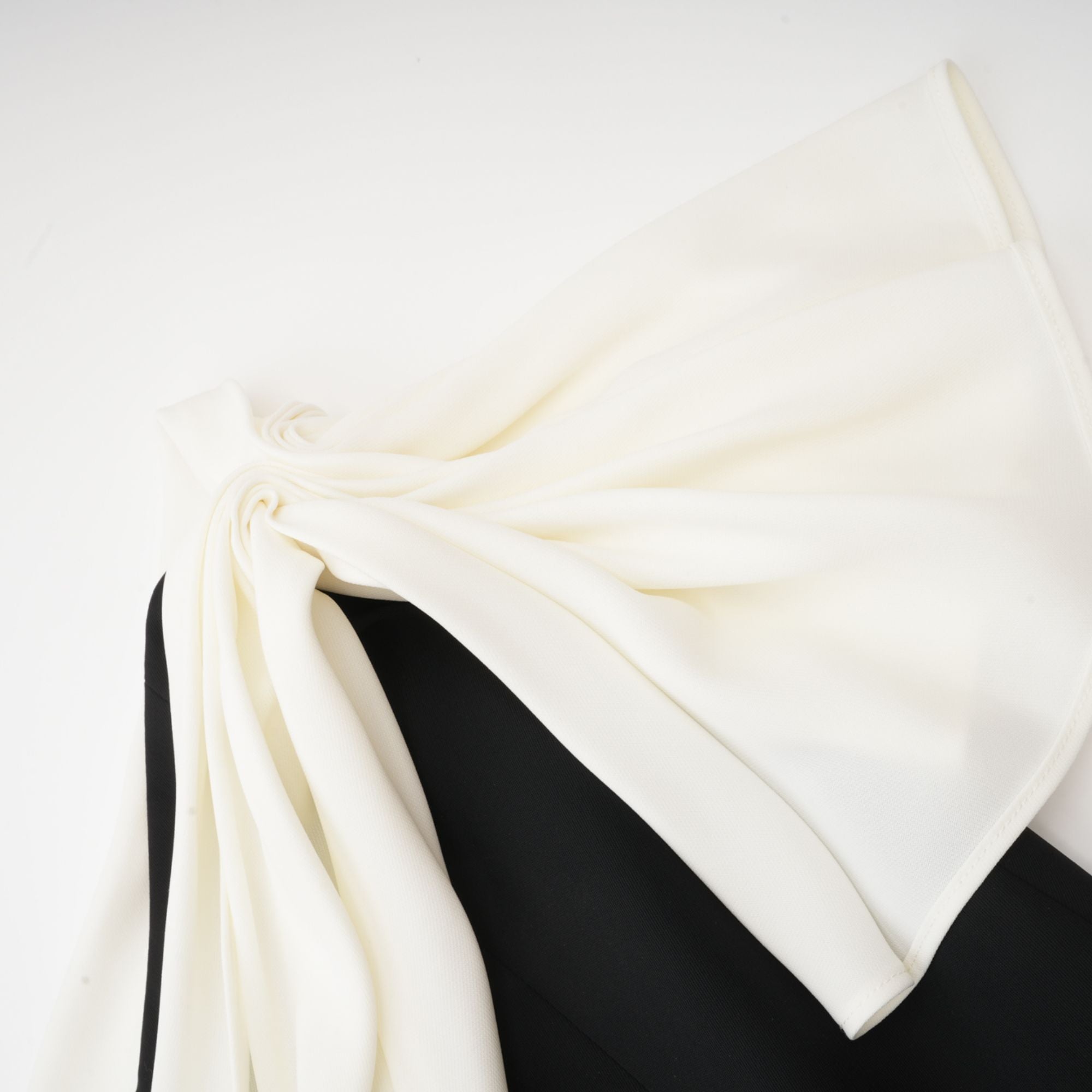 فستان قصير غير متماثل من تصميم Émeline