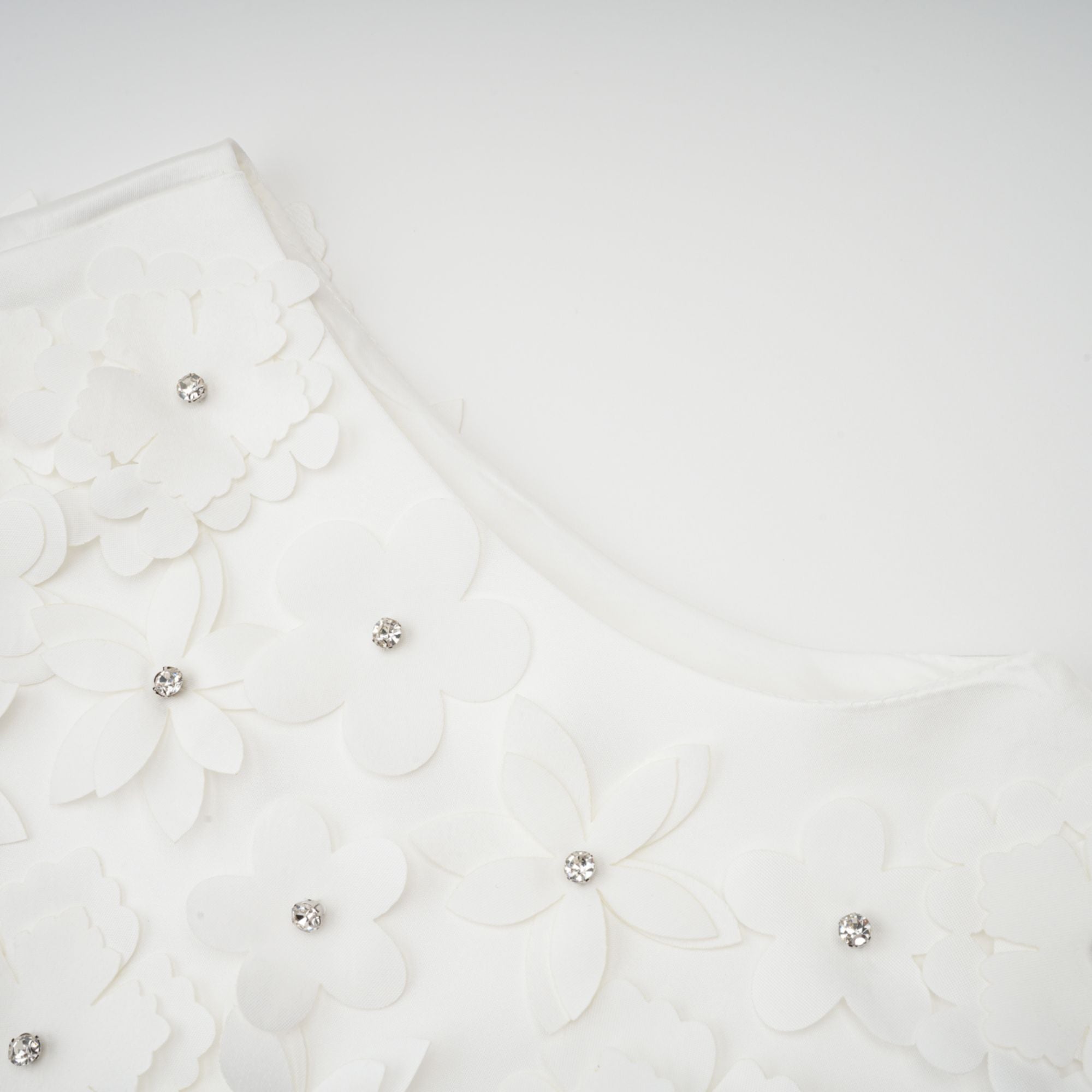 فستان جينيفيف القصير المزين بالزهور الصناعية