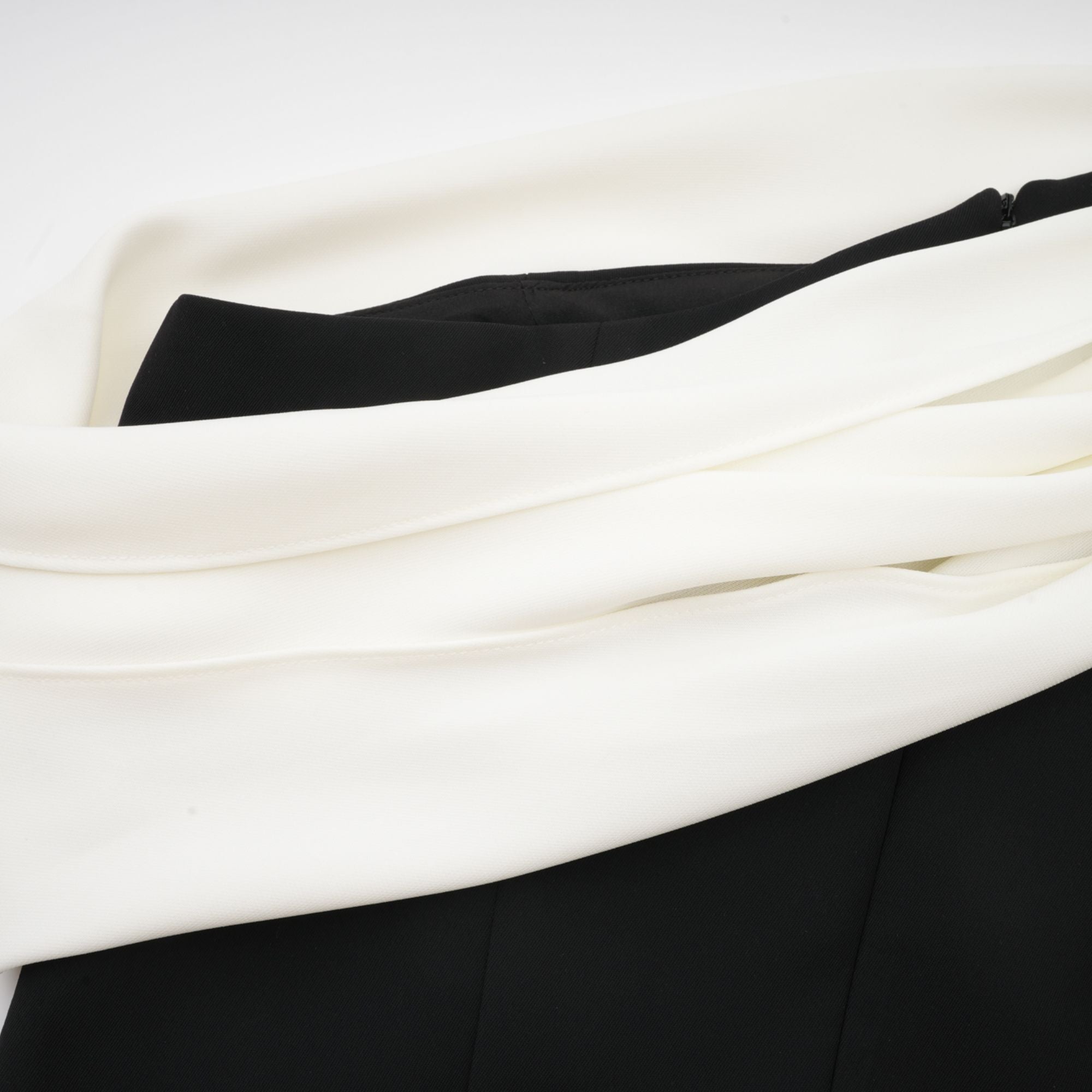 فستان قصير غير متماثل من تصميم Émeline