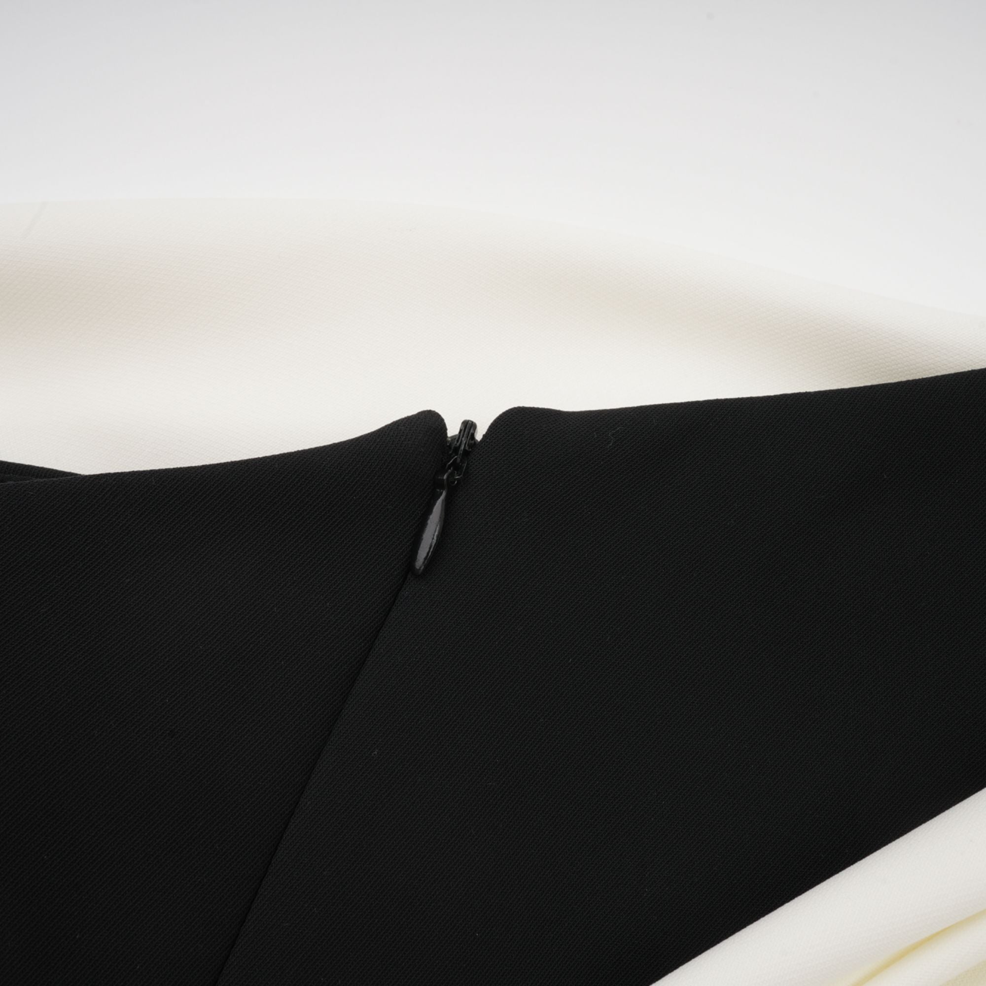 فستان قصير غير متماثل من تصميم Émeline