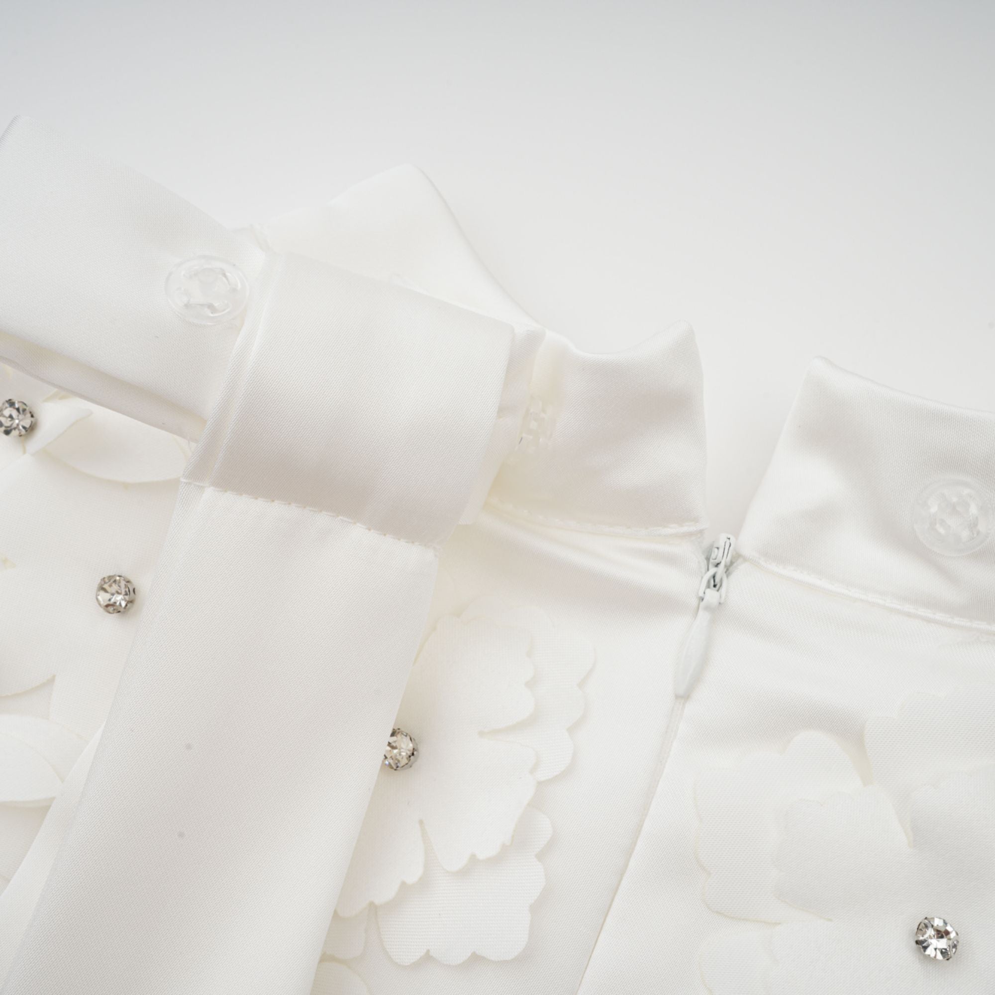 فستان جينيفيف القصير المزين بالزهور الصناعية