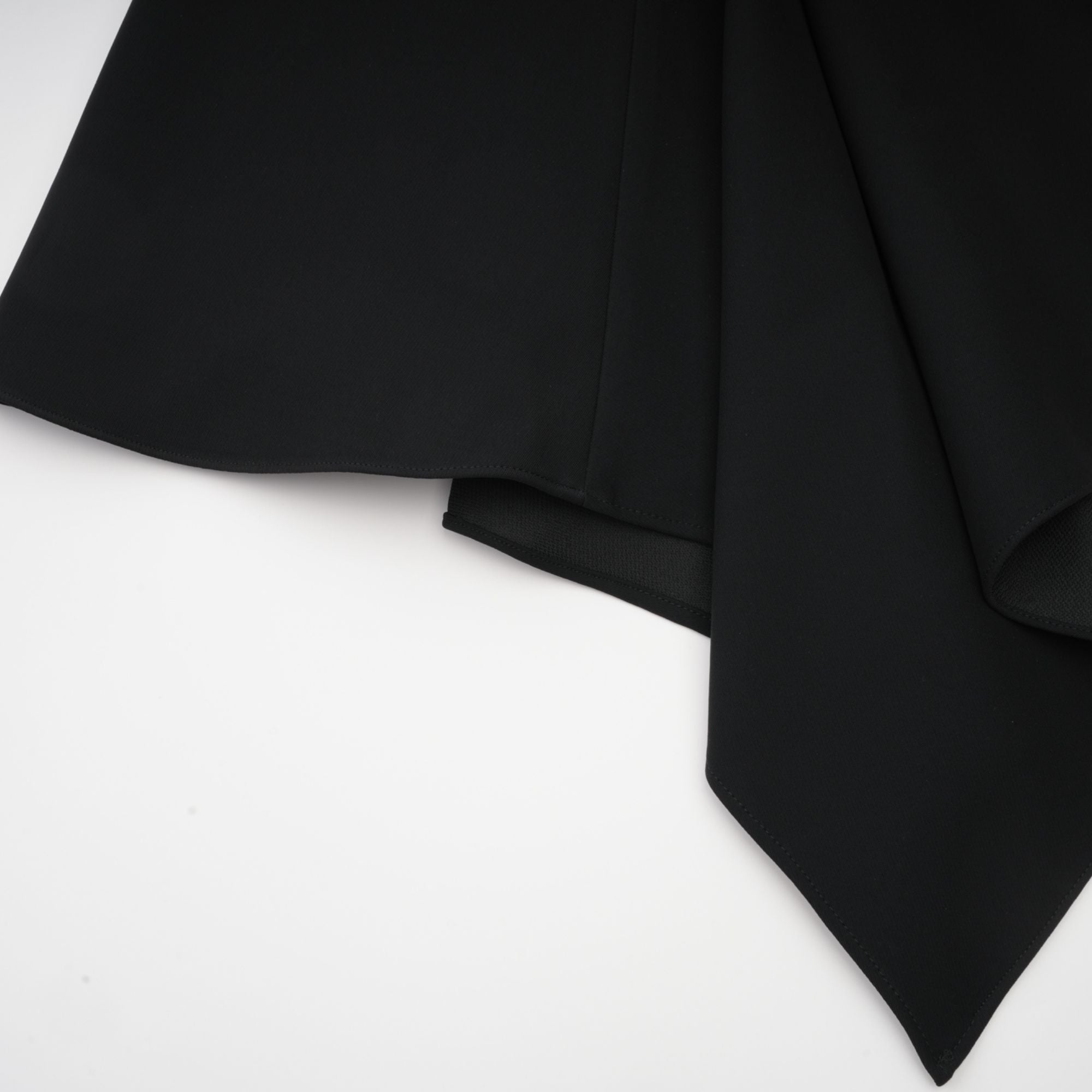 فستان قصير غير متماثل من تصميم Émeline