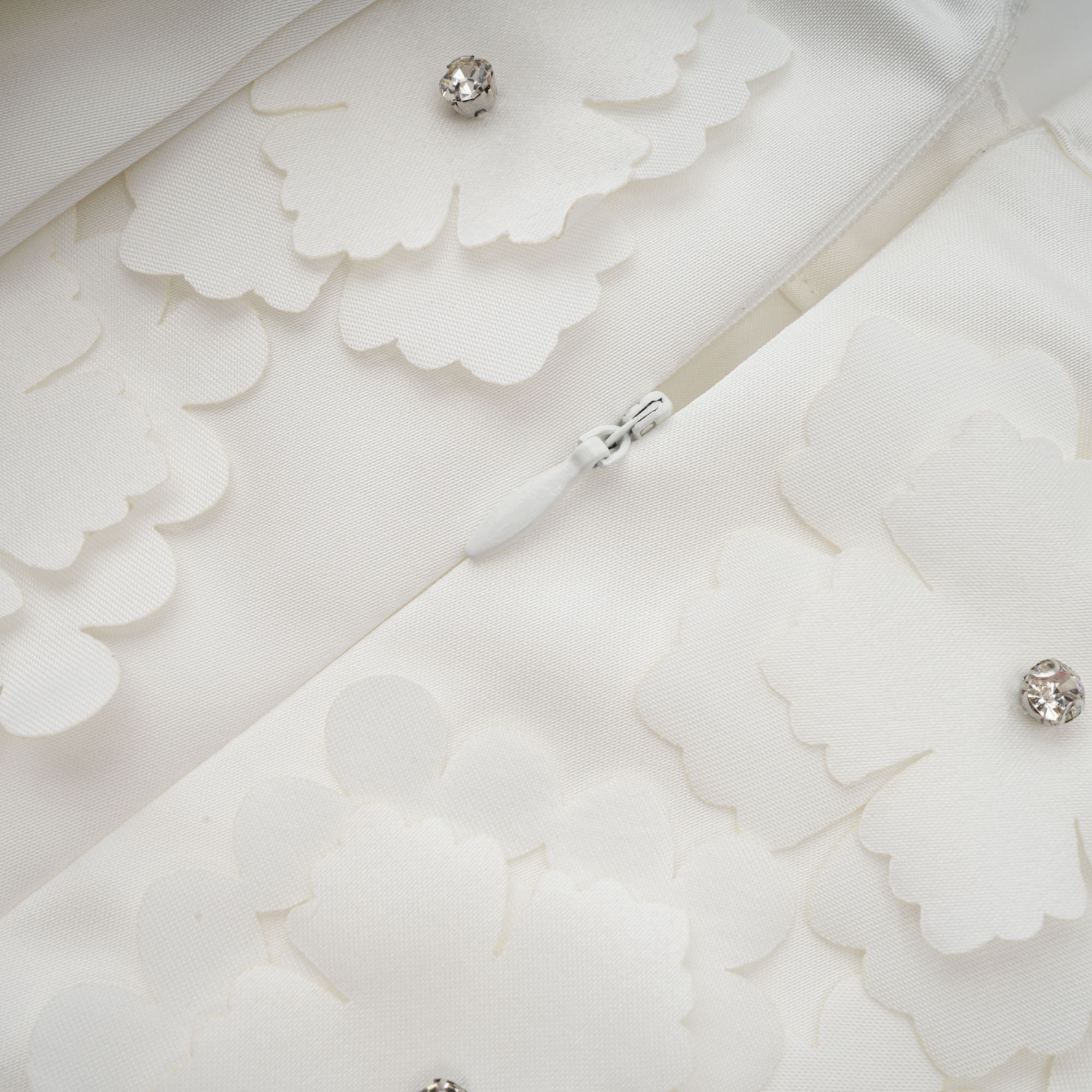 فستان جينيفيف القصير المزين بالزهور الصناعية