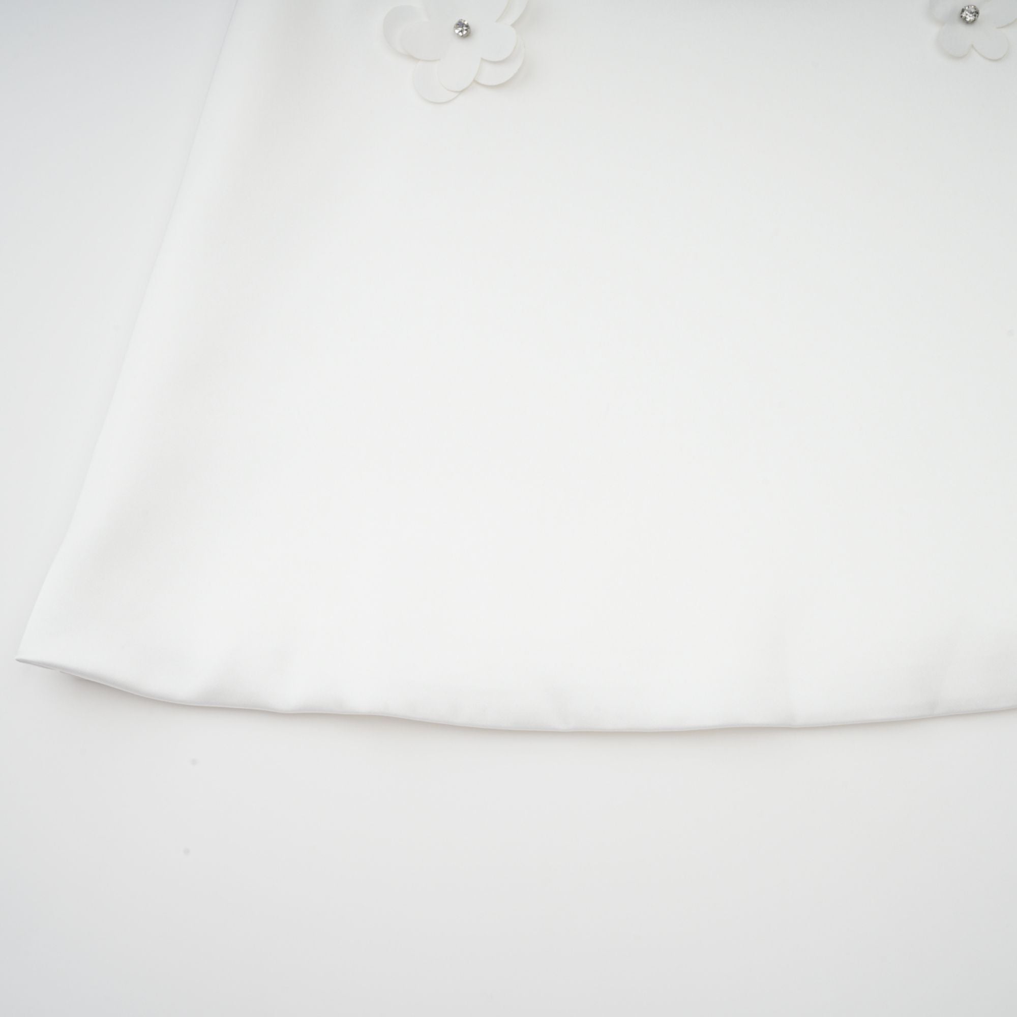 فستان جينيفيف القصير المزين بالزهور الصناعية