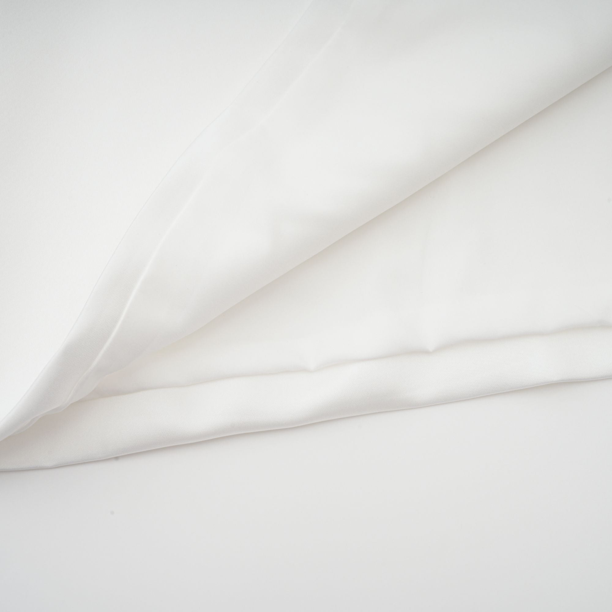 فستان جينيفيف القصير المزين بالزهور الصناعية