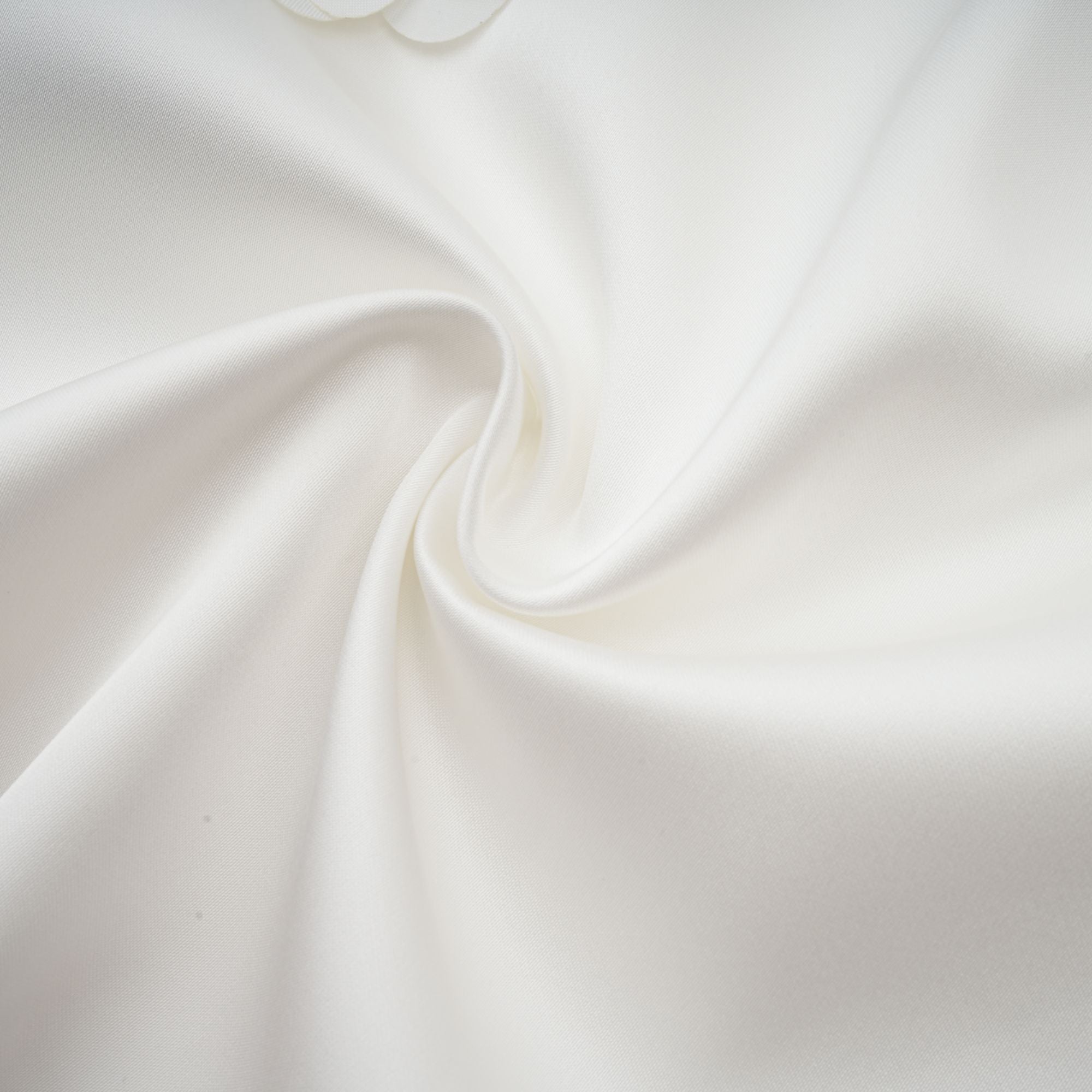 فستان جينيفيف القصير المزين بالزهور الصناعية