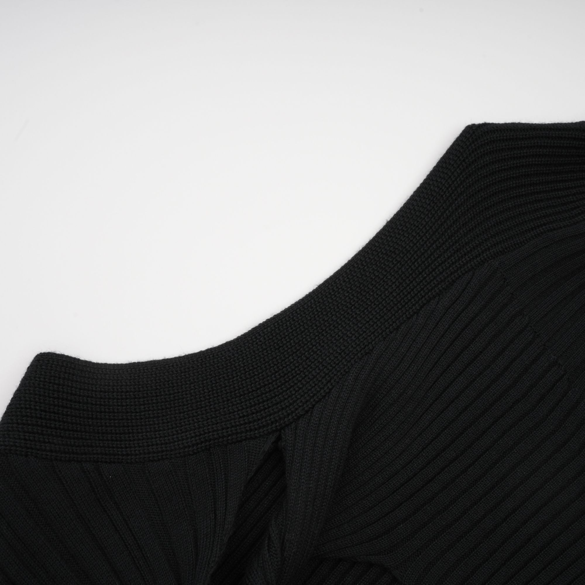 بلوزة إميلي ذات الرقبة العالية وتفاصيل ملتوية