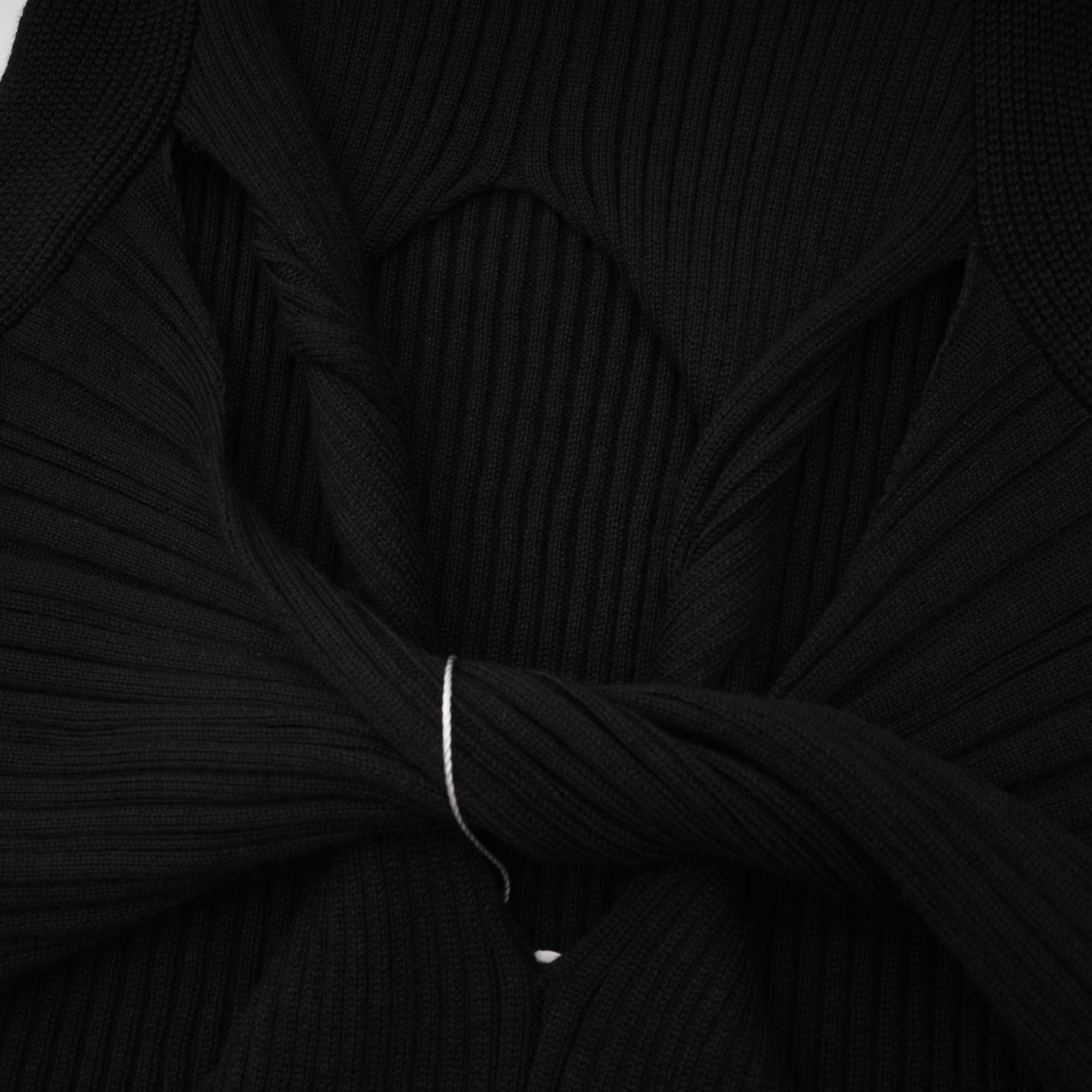 بلوزة إميلي ذات الرقبة العالية وتفاصيل ملتوية