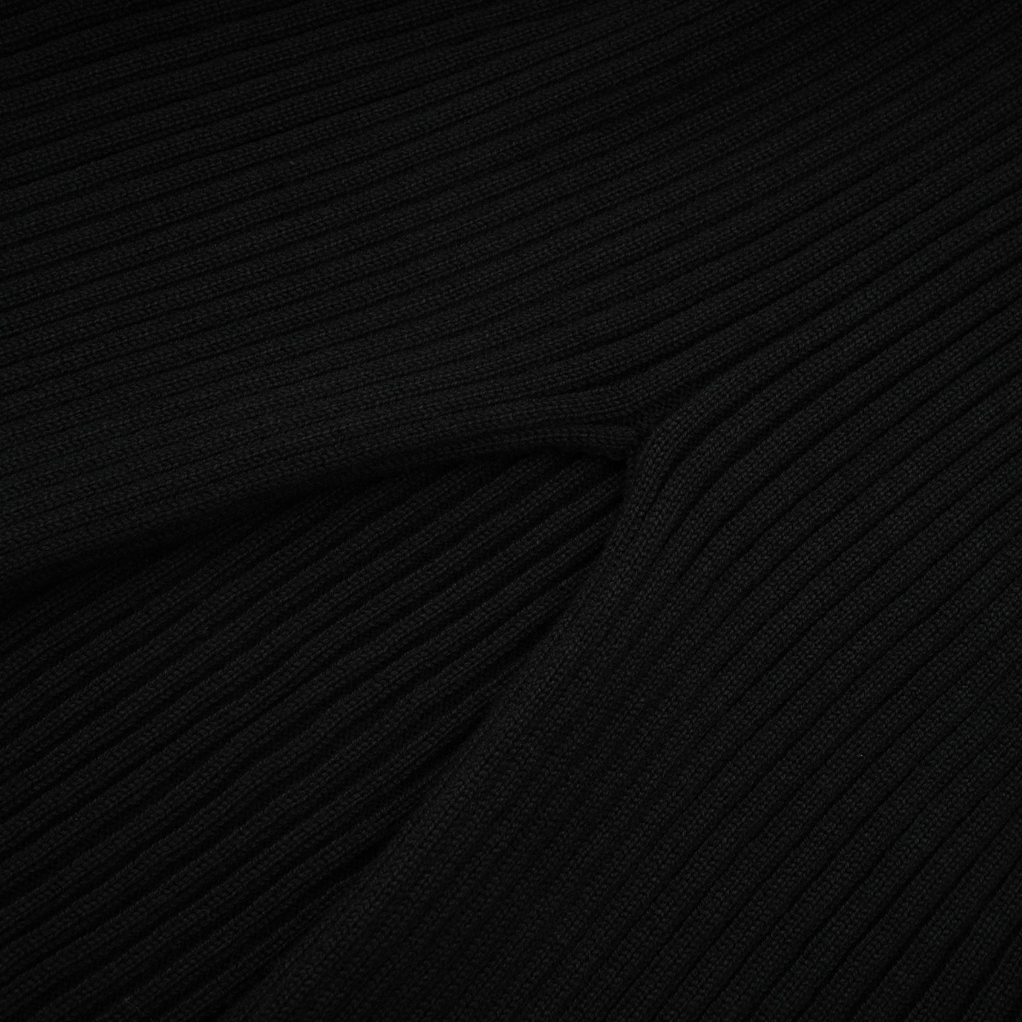 بلوزة إميلي ذات الرقبة العالية وتفاصيل ملتوية