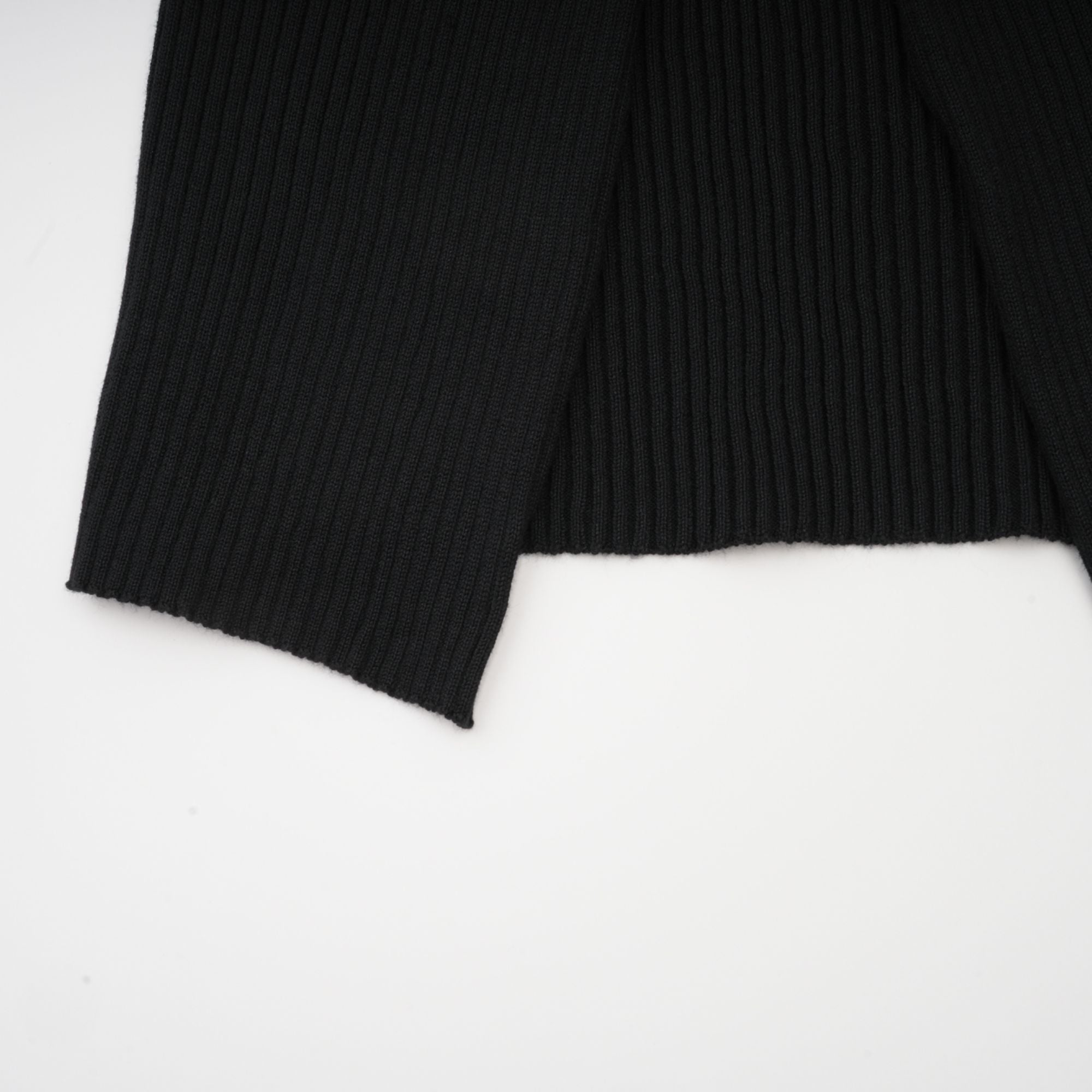 بلوزة إميلي ذات الرقبة العالية وتفاصيل ملتوية