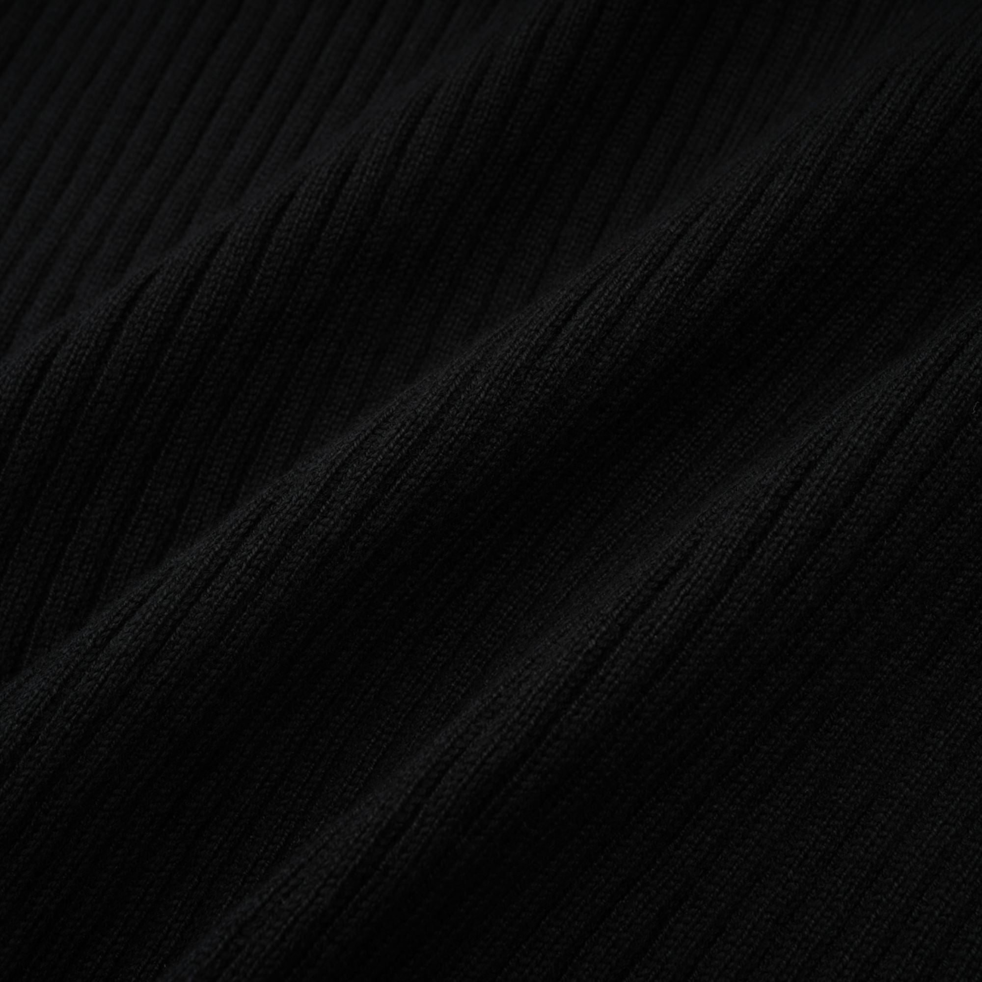 بلوزة إميلي ذات الرقبة العالية وتفاصيل ملتوية