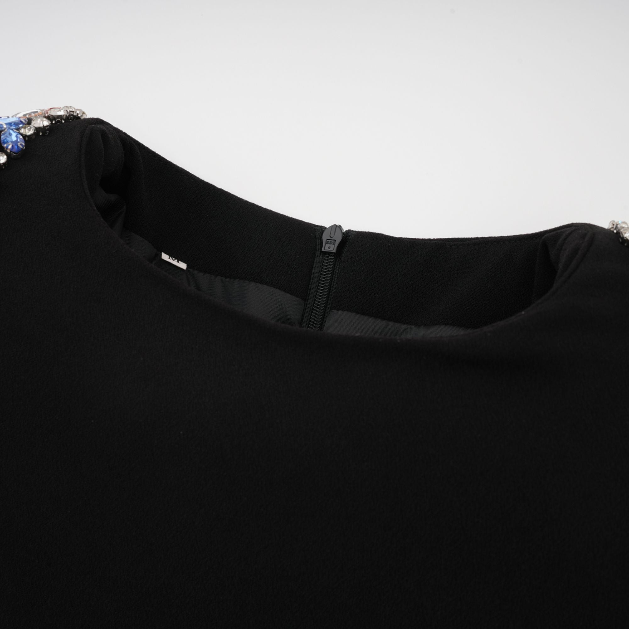 فستان ميدي أسود مزين بالكريستال من Maëlys