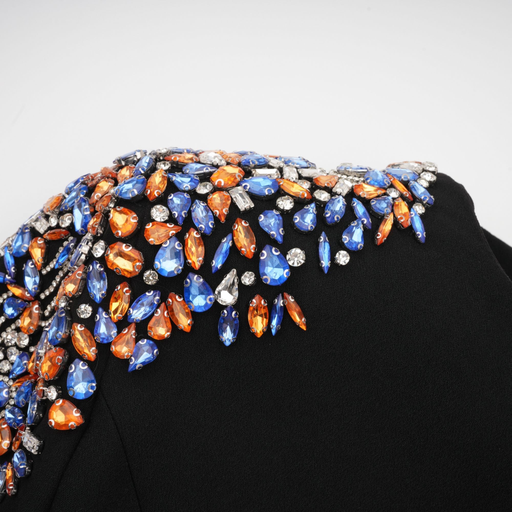 فستان ميدي أسود مزين بالكريستال من Maëlys