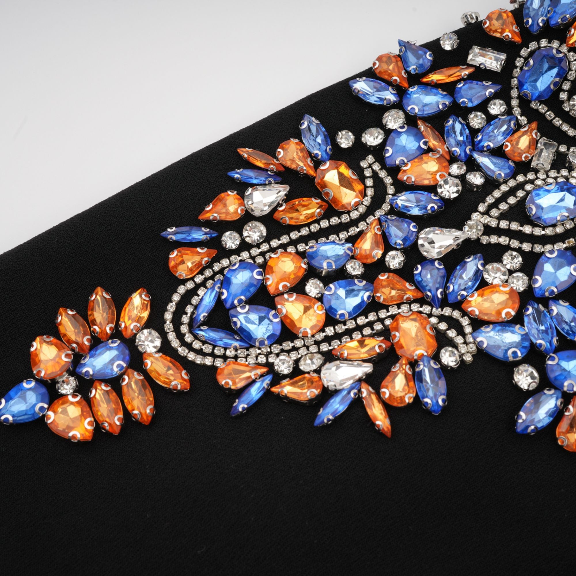 فستان ميدي أسود مزين بالكريستال من Maëlys