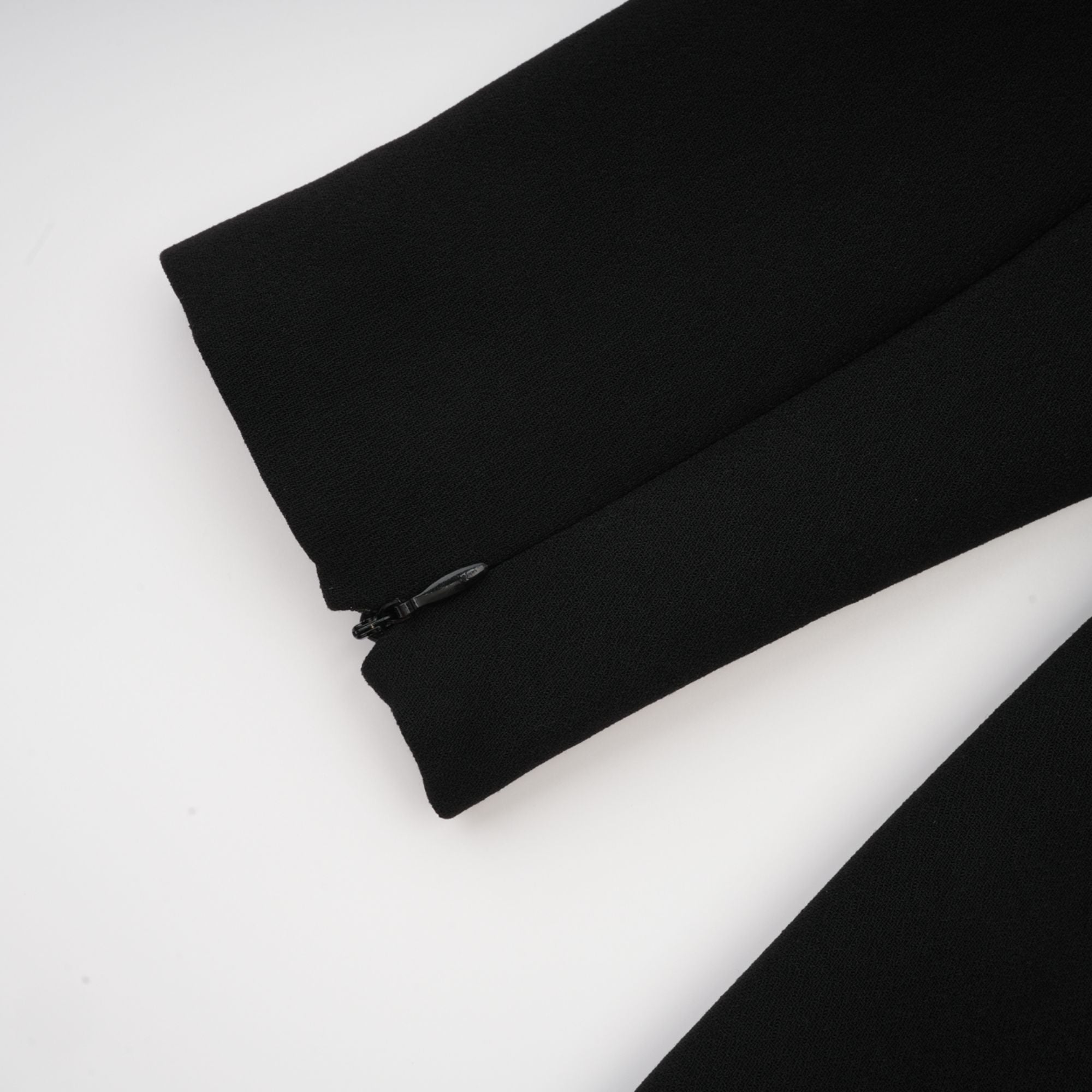 فستان ميدي أسود مزين بالكريستال من Maëlys