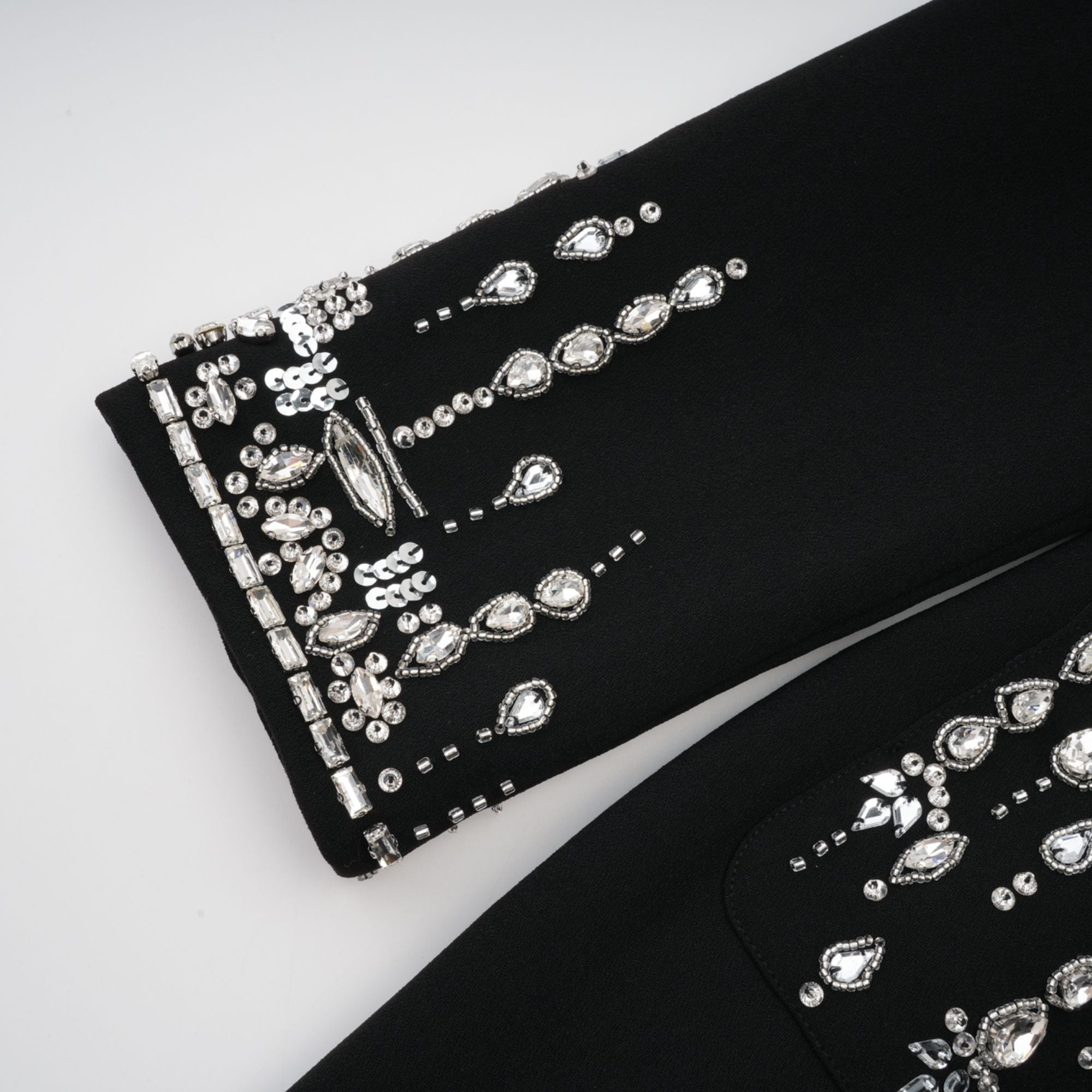 فستان ديان ماكسي مزين باللون الأسود