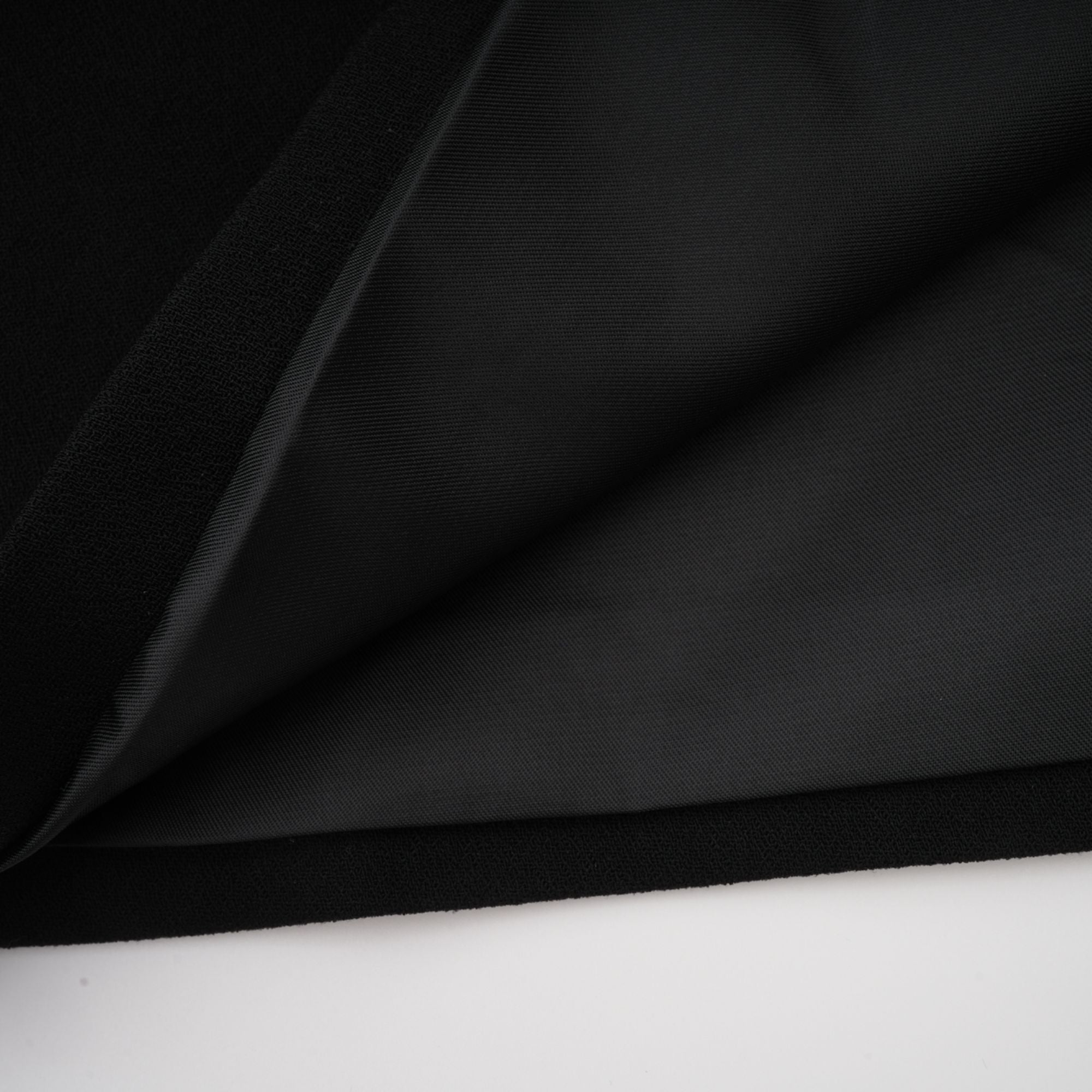 فستان ميدي أسود مزين بالكريستال من Maëlys