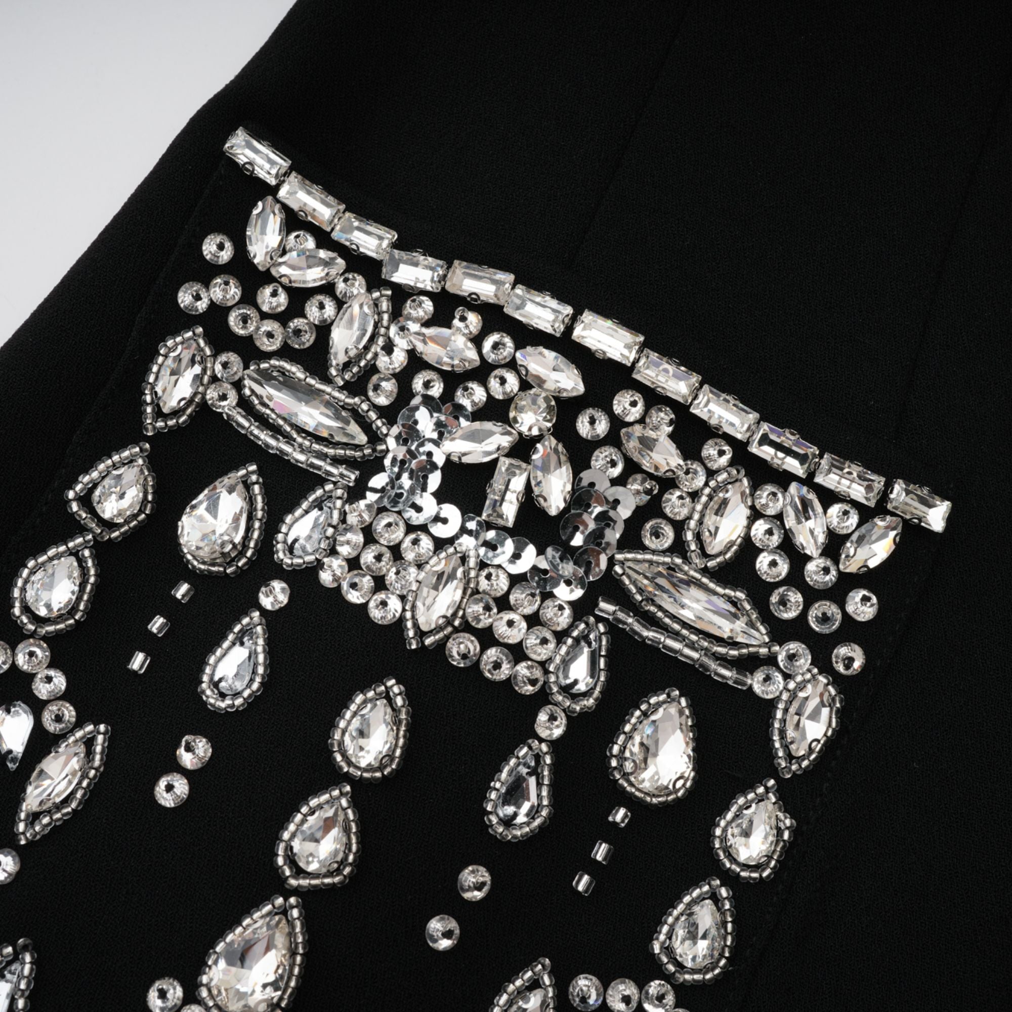 فستان ديان ماكسي مزين باللون الأسود