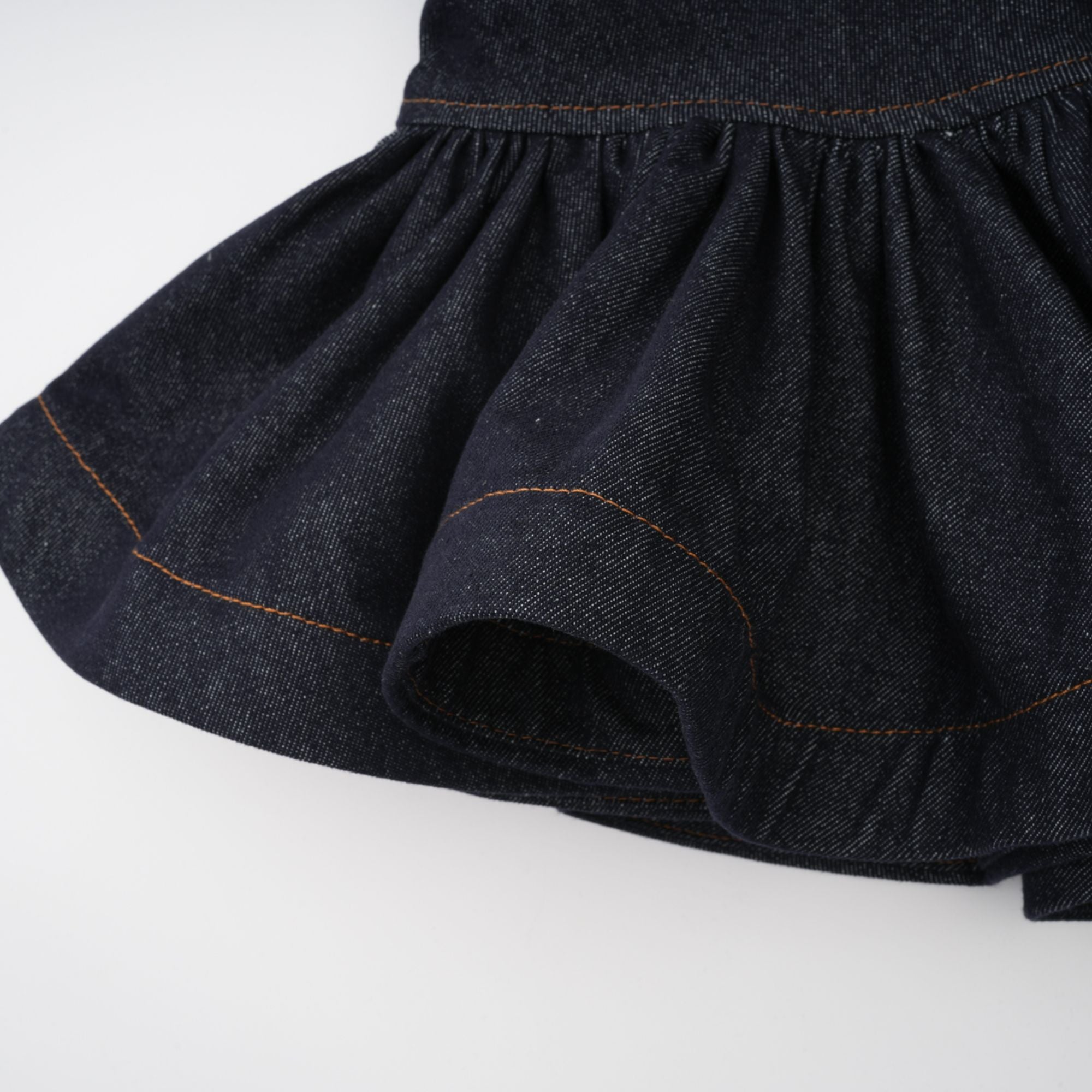 تنورة جينز قصيرة من فلورنسا باللون الأزرق النيلي مع كشكشة