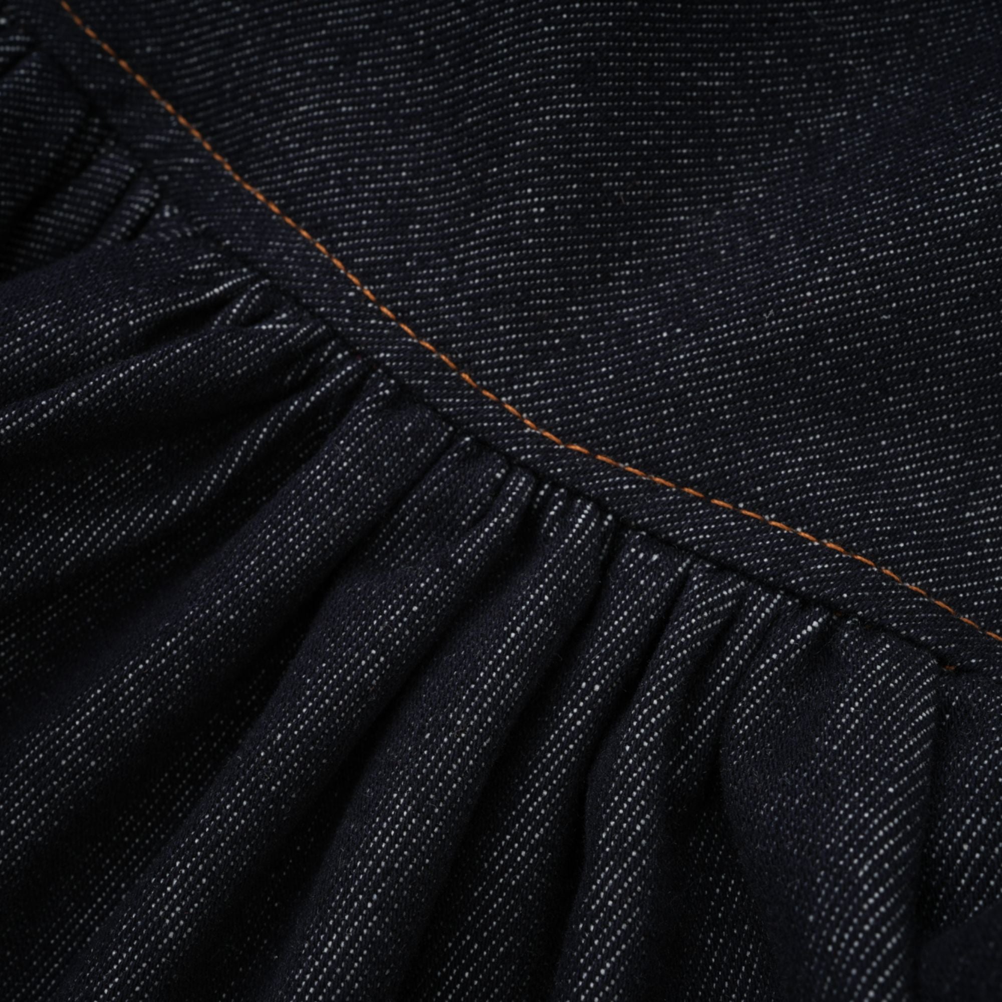 تنورة جينز قصيرة من فلورنسا باللون الأزرق النيلي مع كشكشة