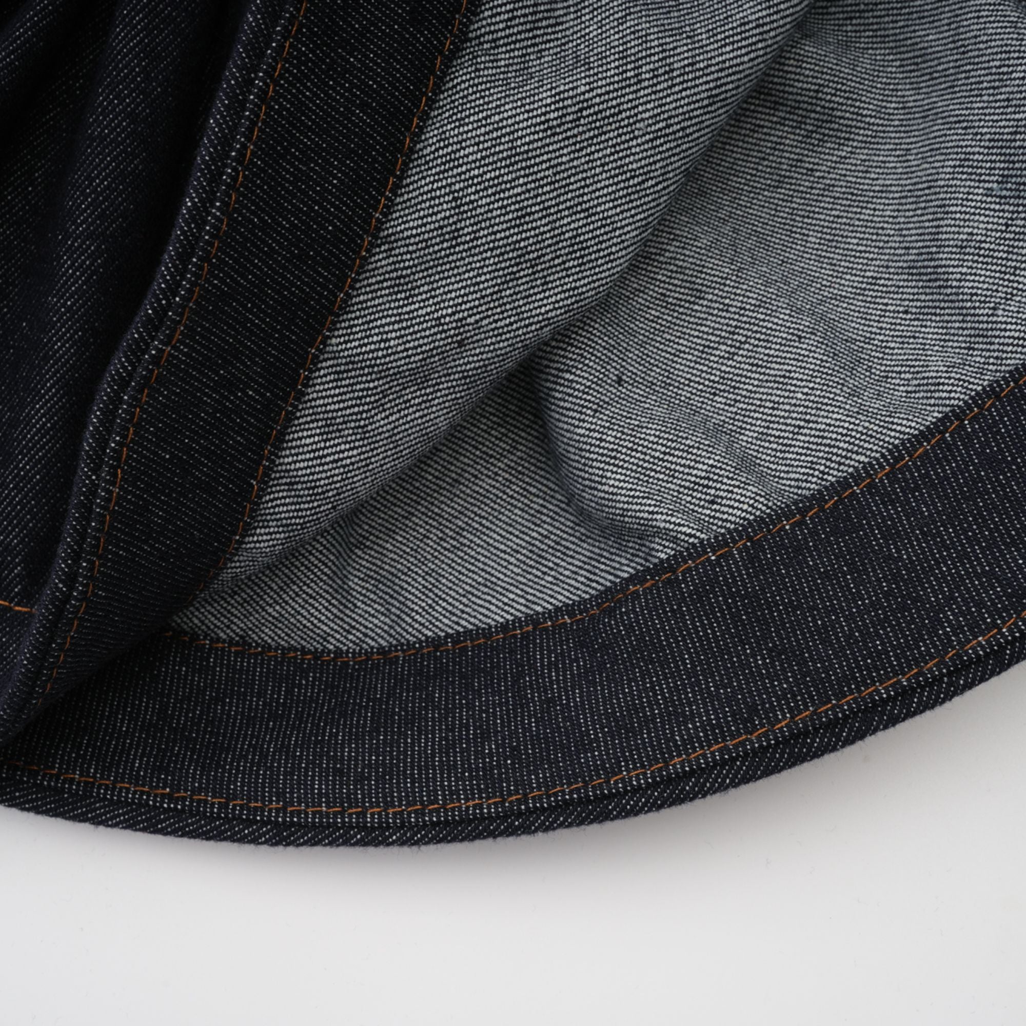 تنورة جينز قصيرة من فلورنسا باللون الأزرق النيلي مع كشكشة