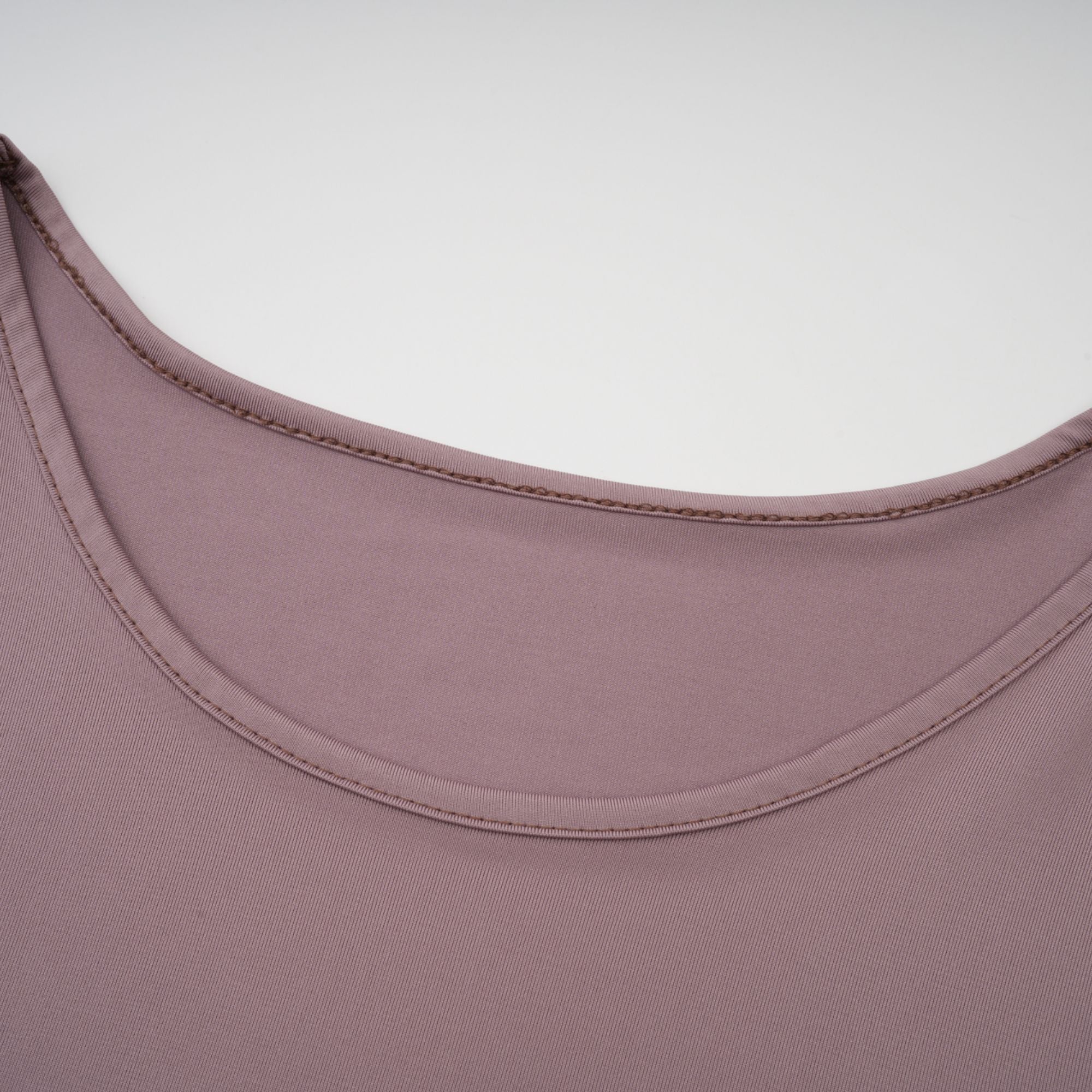 فستان أثينا ماكسي من الدانتيل بنمط متموج باللون الأبيض