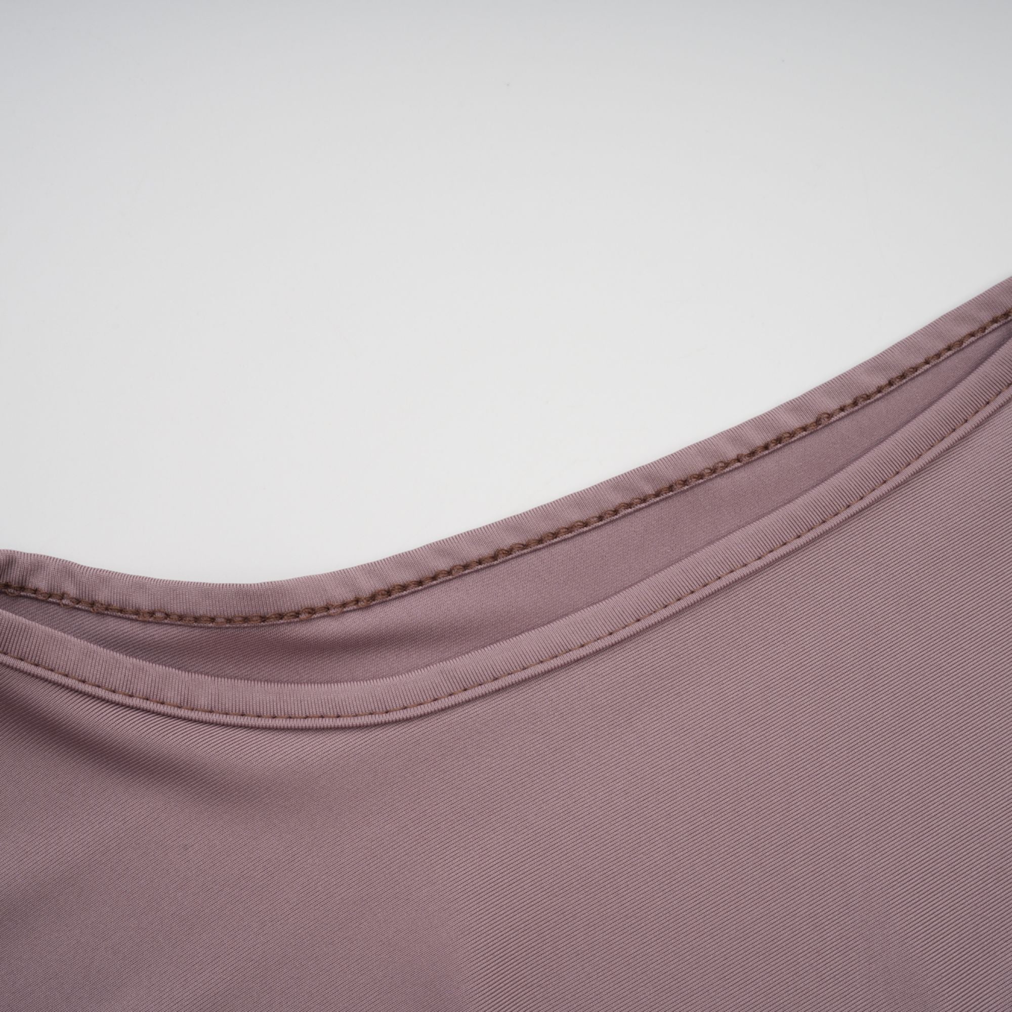 فستان أثينا ماكسي من الدانتيل بنمط متموج باللون الأبيض