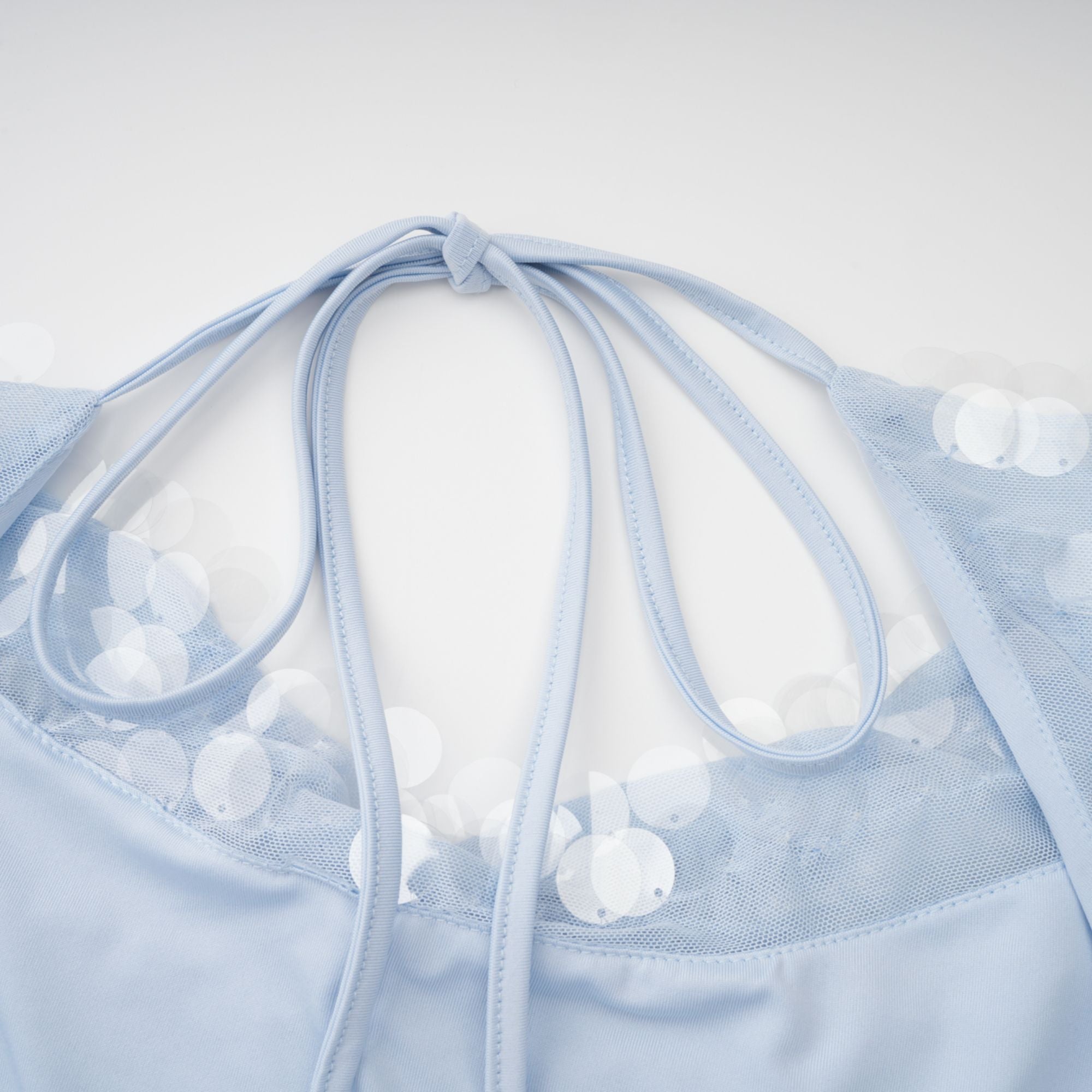 فستان بابيت أزرق متوسط الطول برقبة على شكل حرف V ومزين بالترتر