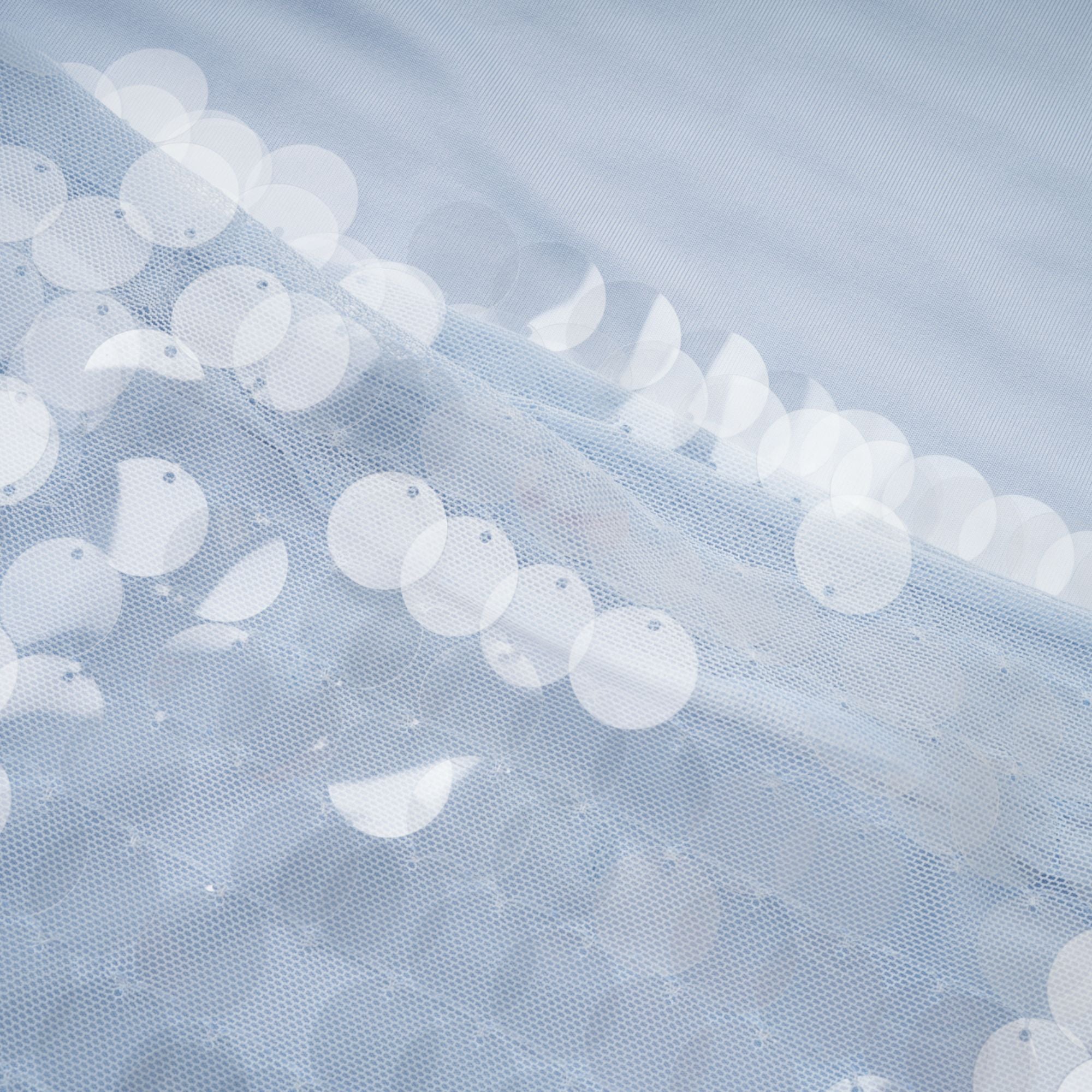 فستان بابيت أزرق متوسط الطول برقبة على شكل حرف V ومزين بالترتر