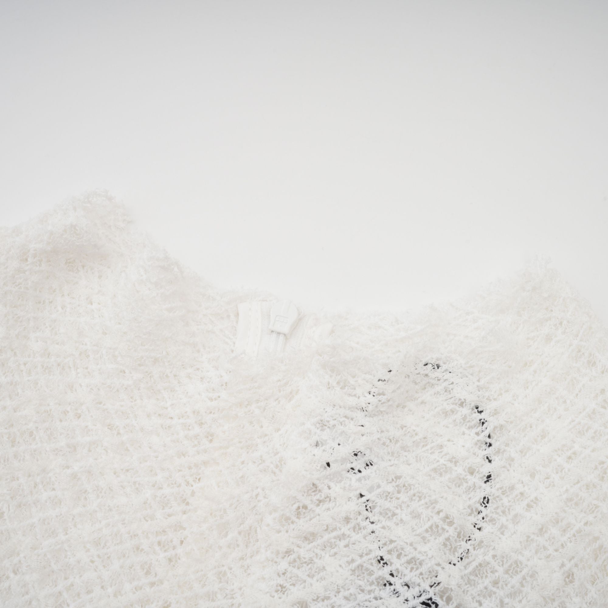 فستان أثينا ماكسي من الدانتيل بنمط متموج باللون الأبيض