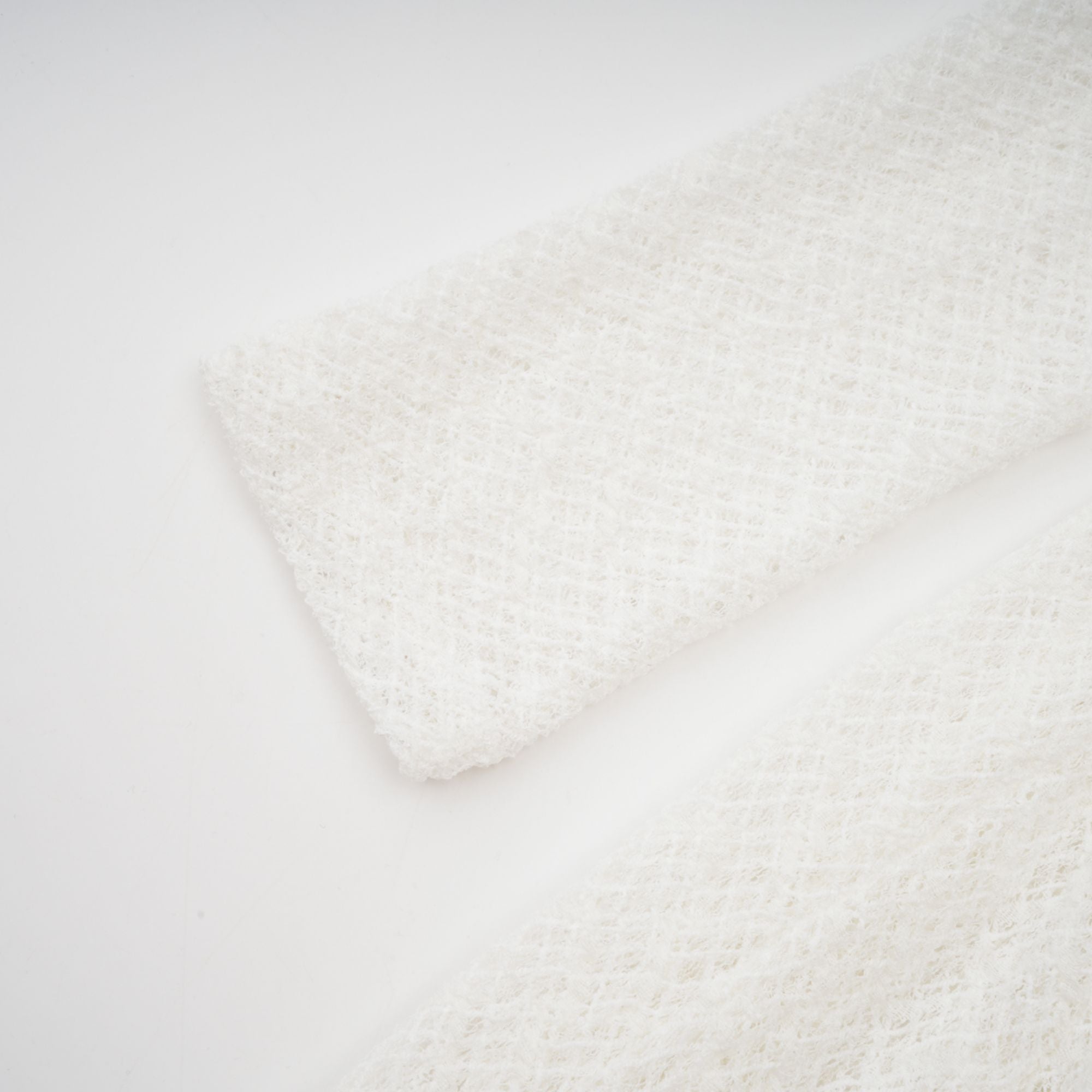 فستان أثينا ماكسي من الدانتيل بنمط متموج باللون الأبيض