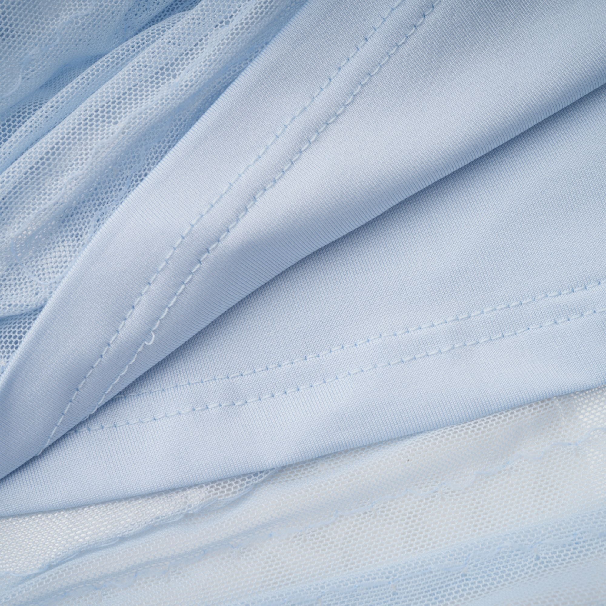 فستان بابيت أزرق متوسط الطول برقبة على شكل حرف V ومزين بالترتر