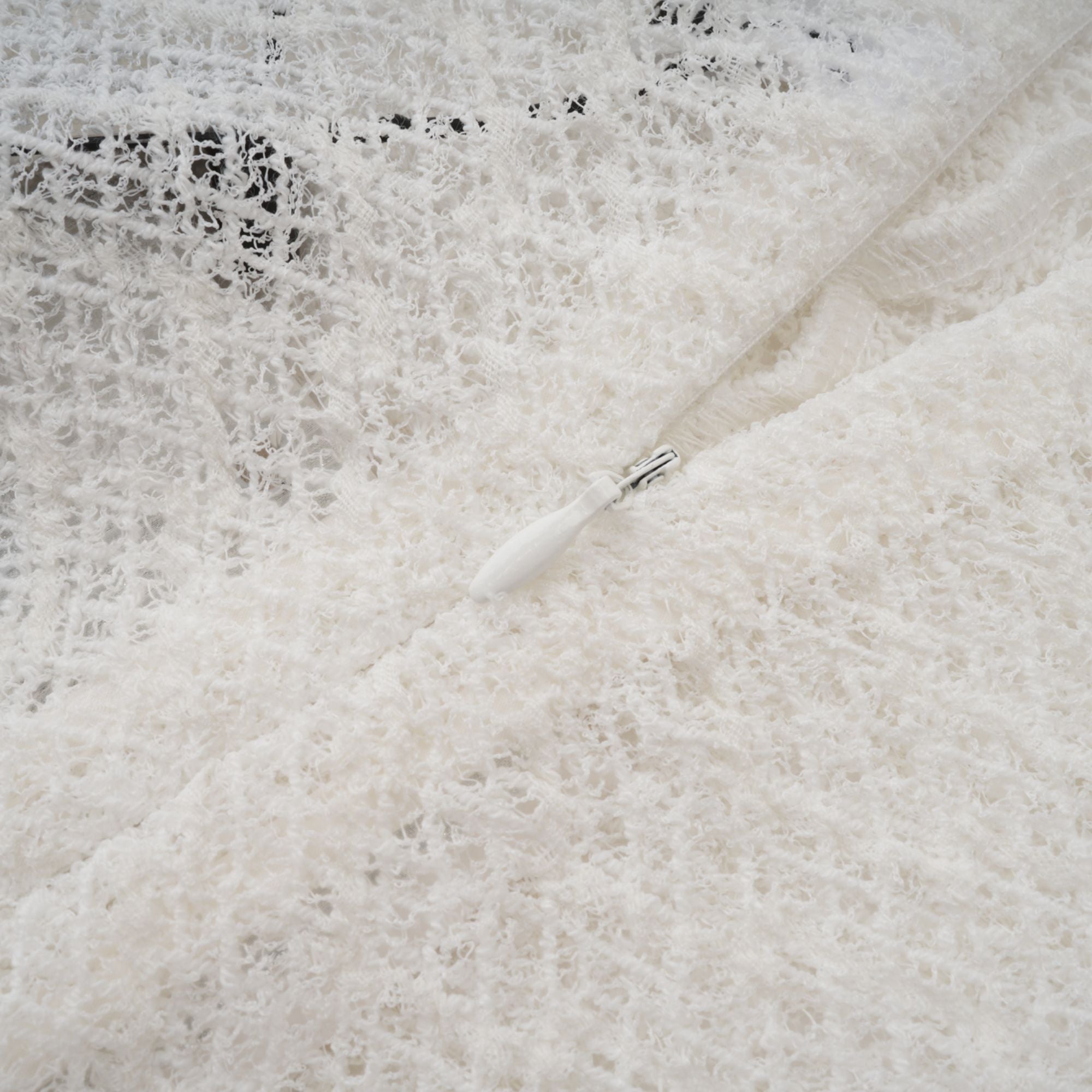 فستان أثينا ماكسي من الدانتيل بنمط متموج باللون الأبيض