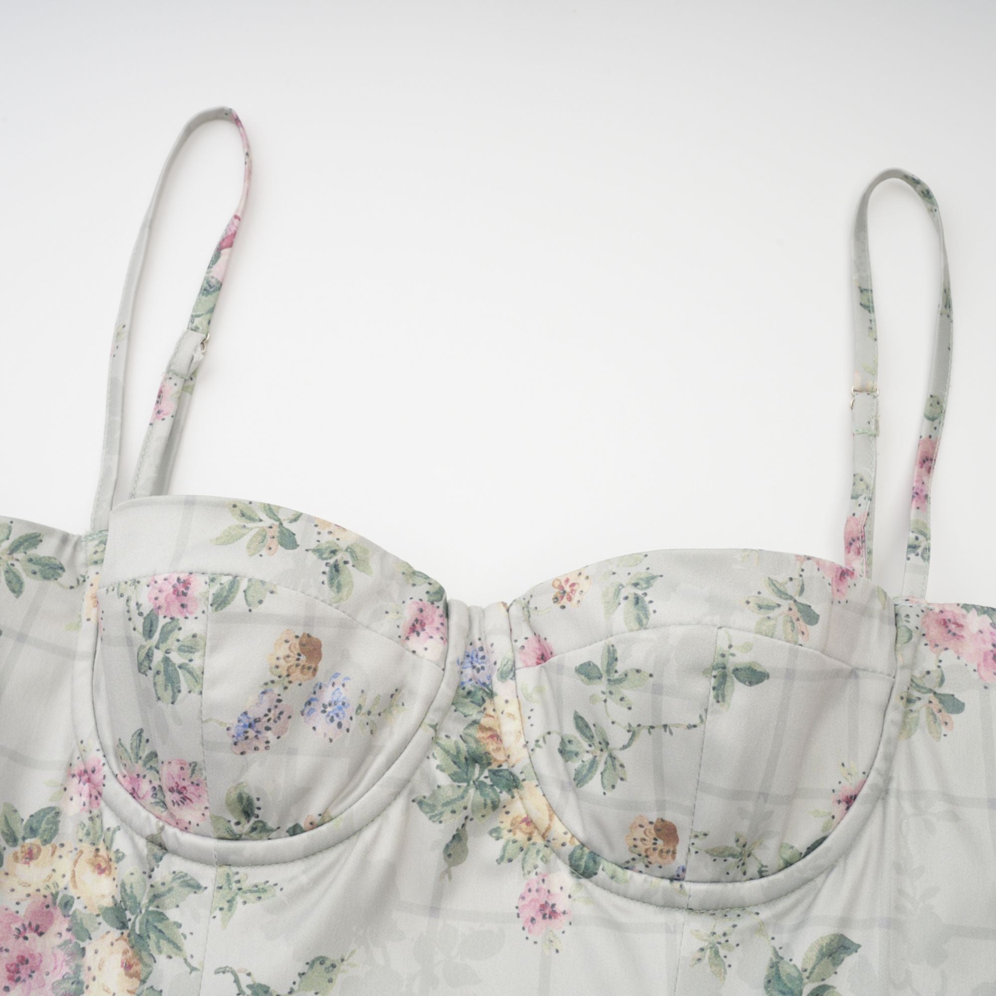 Prunelle – Salbeigrünes, gerafftes Midikleid mit Blumendruck