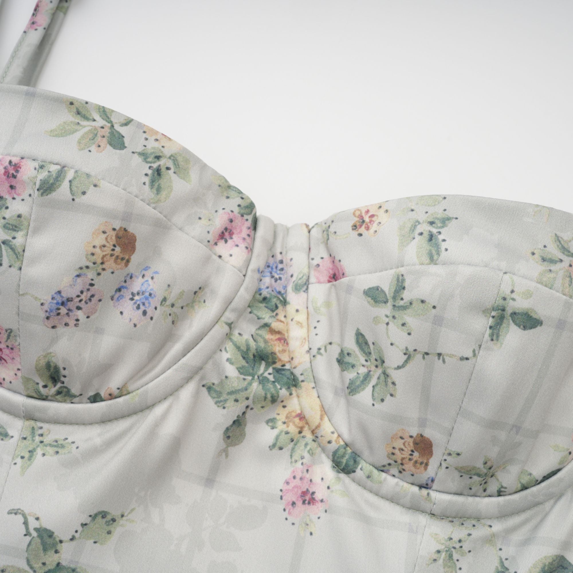 Prunelle – Salbeigrünes, gerafftes Midikleid mit Blumendruck