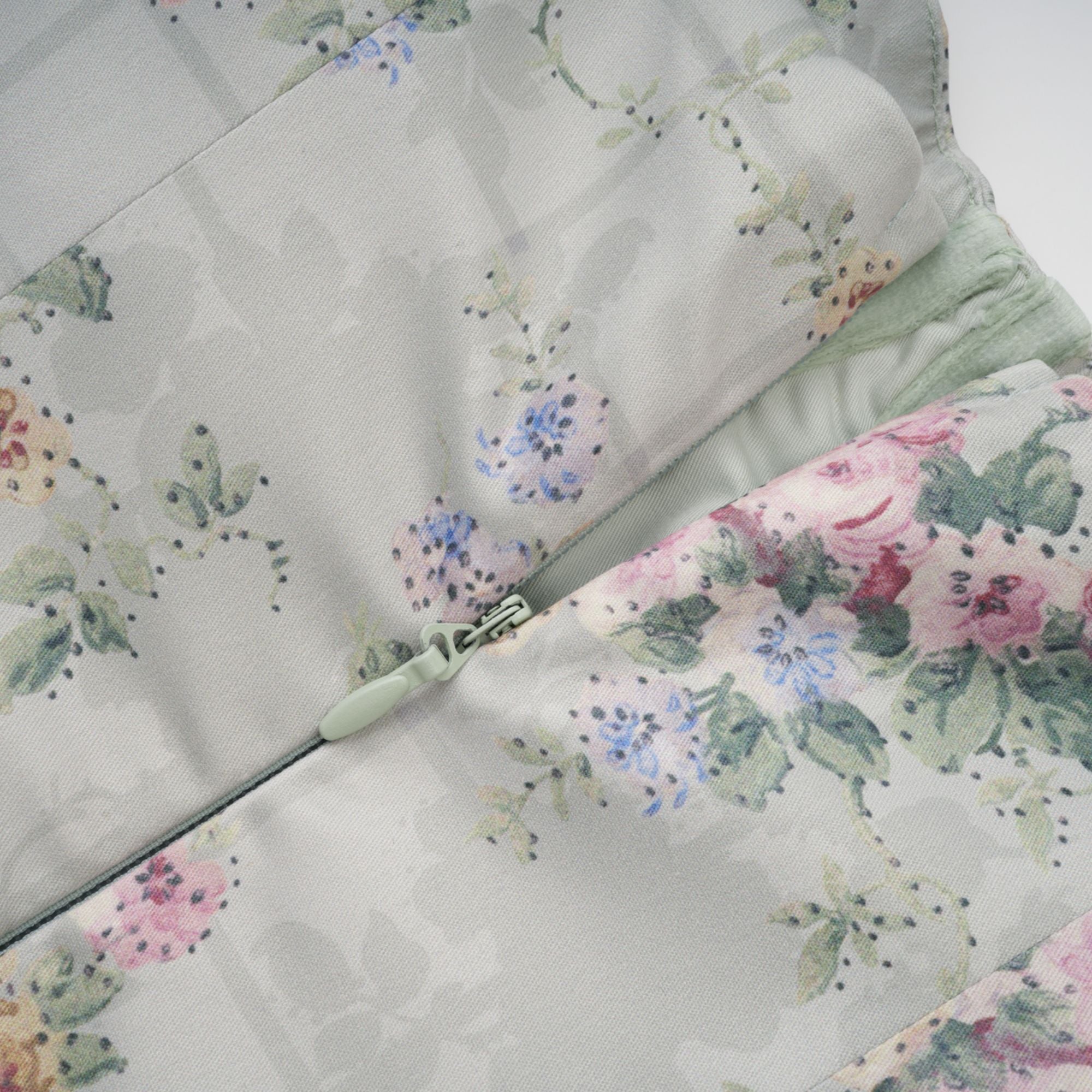 Prunelle – Salbeigrünes, gerafftes Midikleid mit Blumendruck