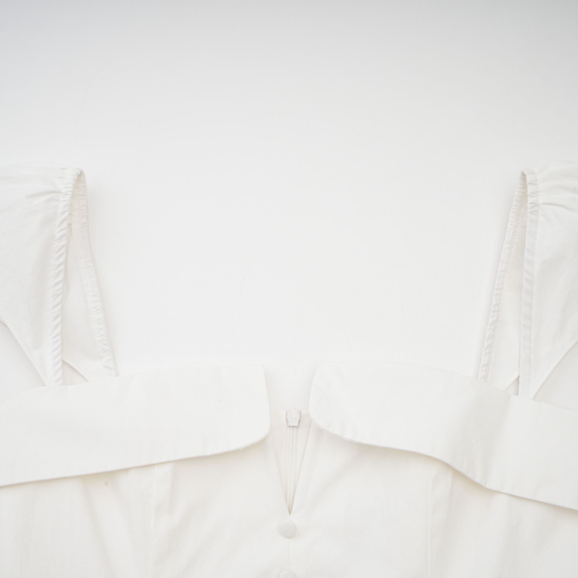 فستان جولي الأبيض القصير بدون أكمام ذو الرقبة المطوية