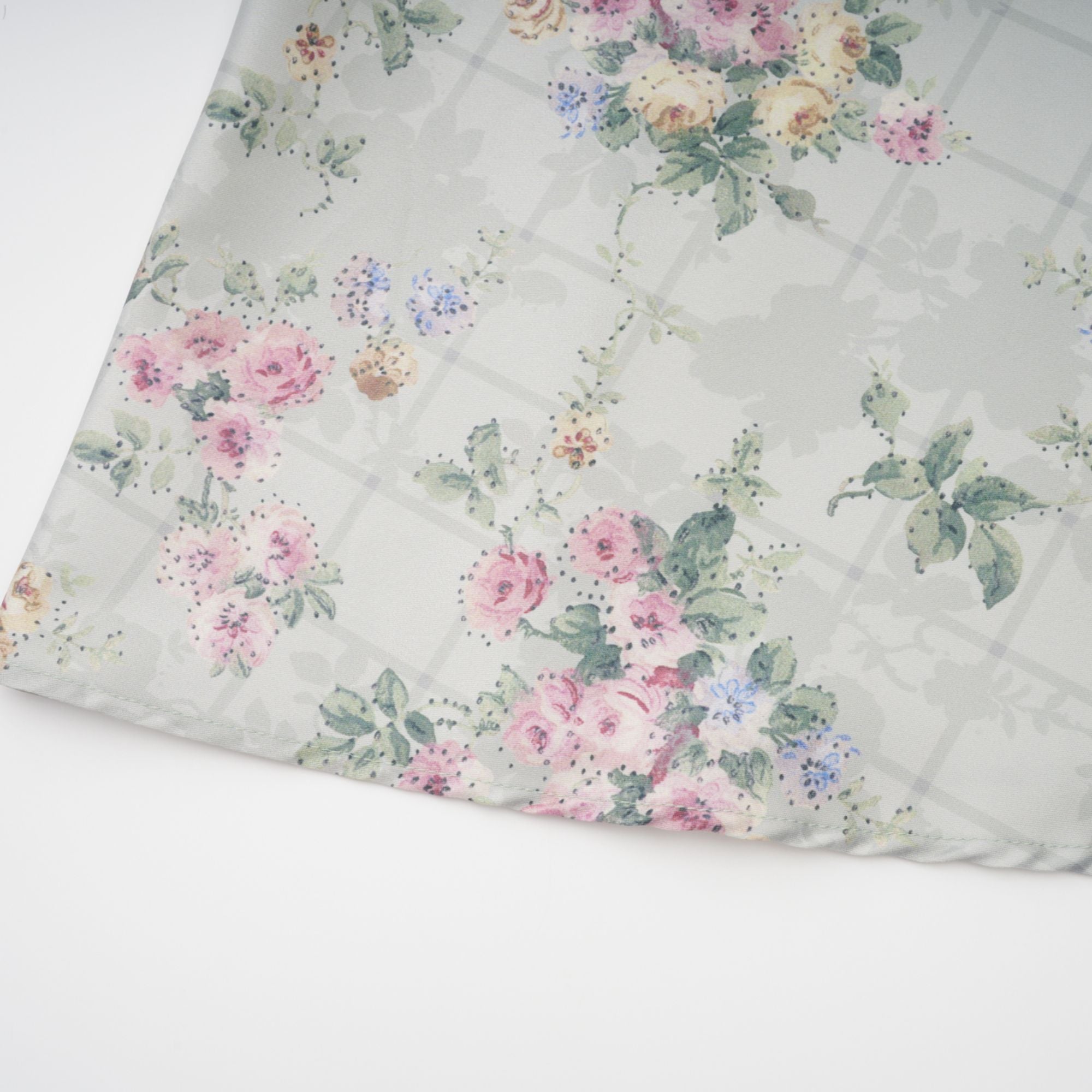 Prunelle – Salbeigrünes, gerafftes Midikleid mit Blumendruck