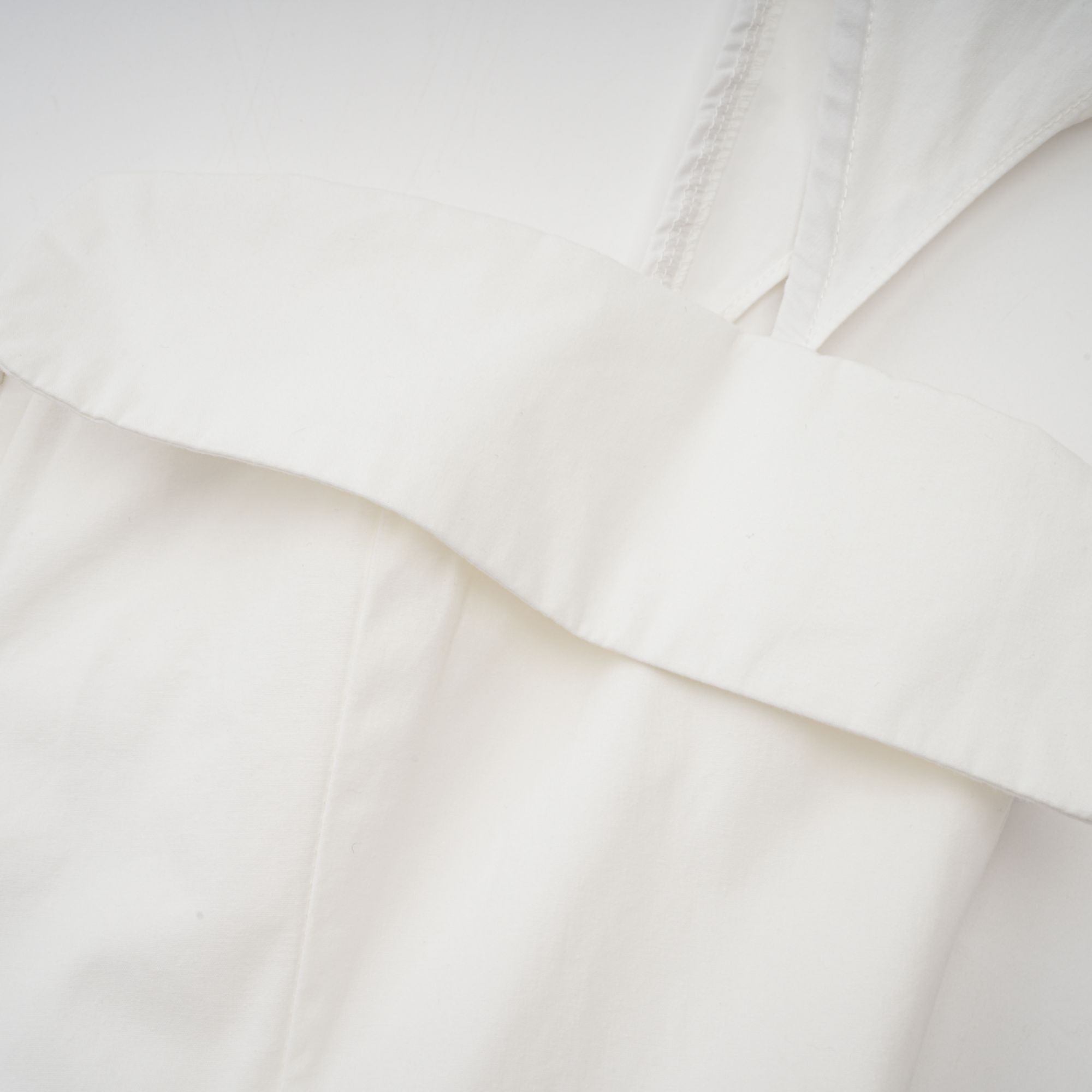 فستان جولي الأبيض القصير بدون أكمام ذو الرقبة المطوية