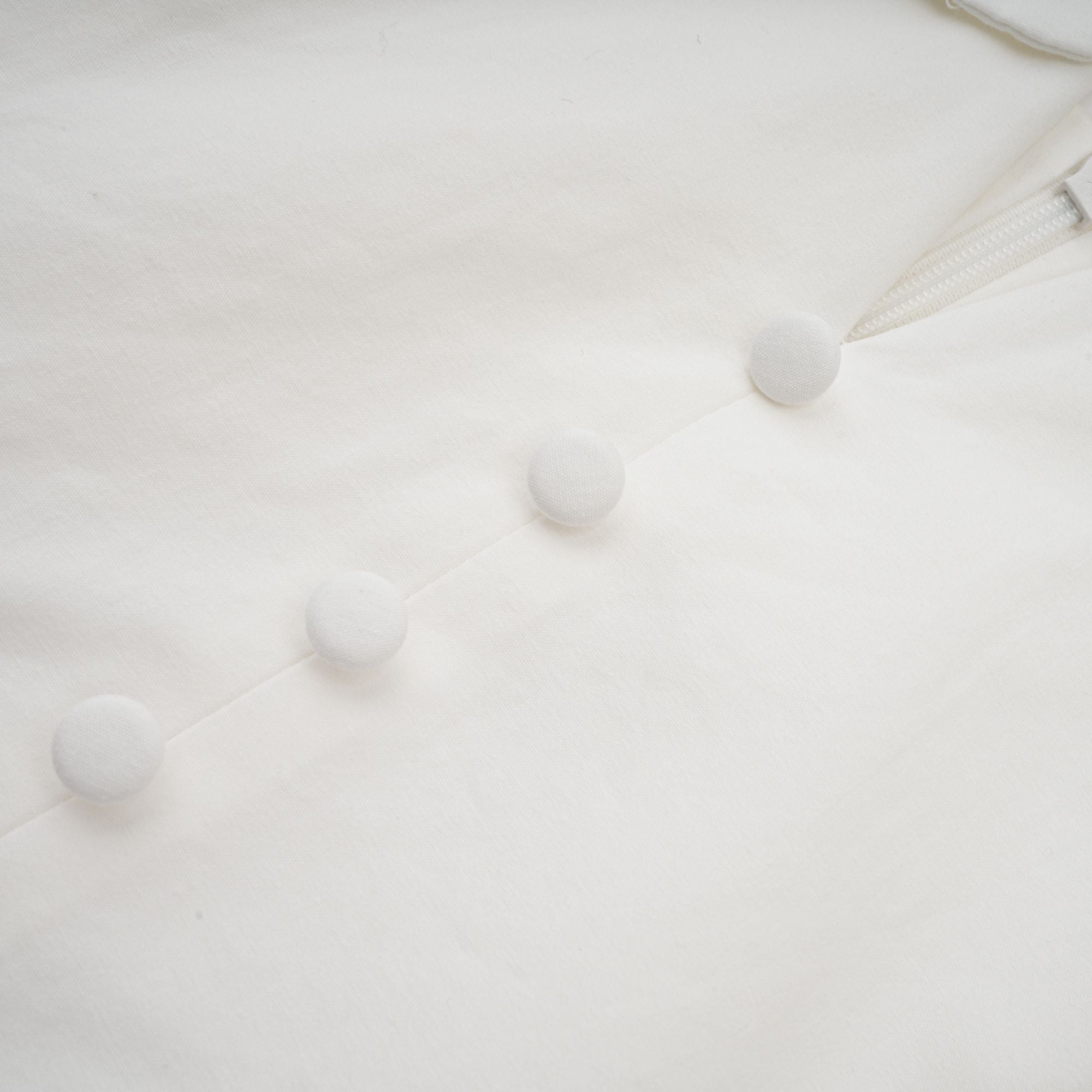 فستان جولي الأبيض القصير بدون أكمام ذو الرقبة المطوية