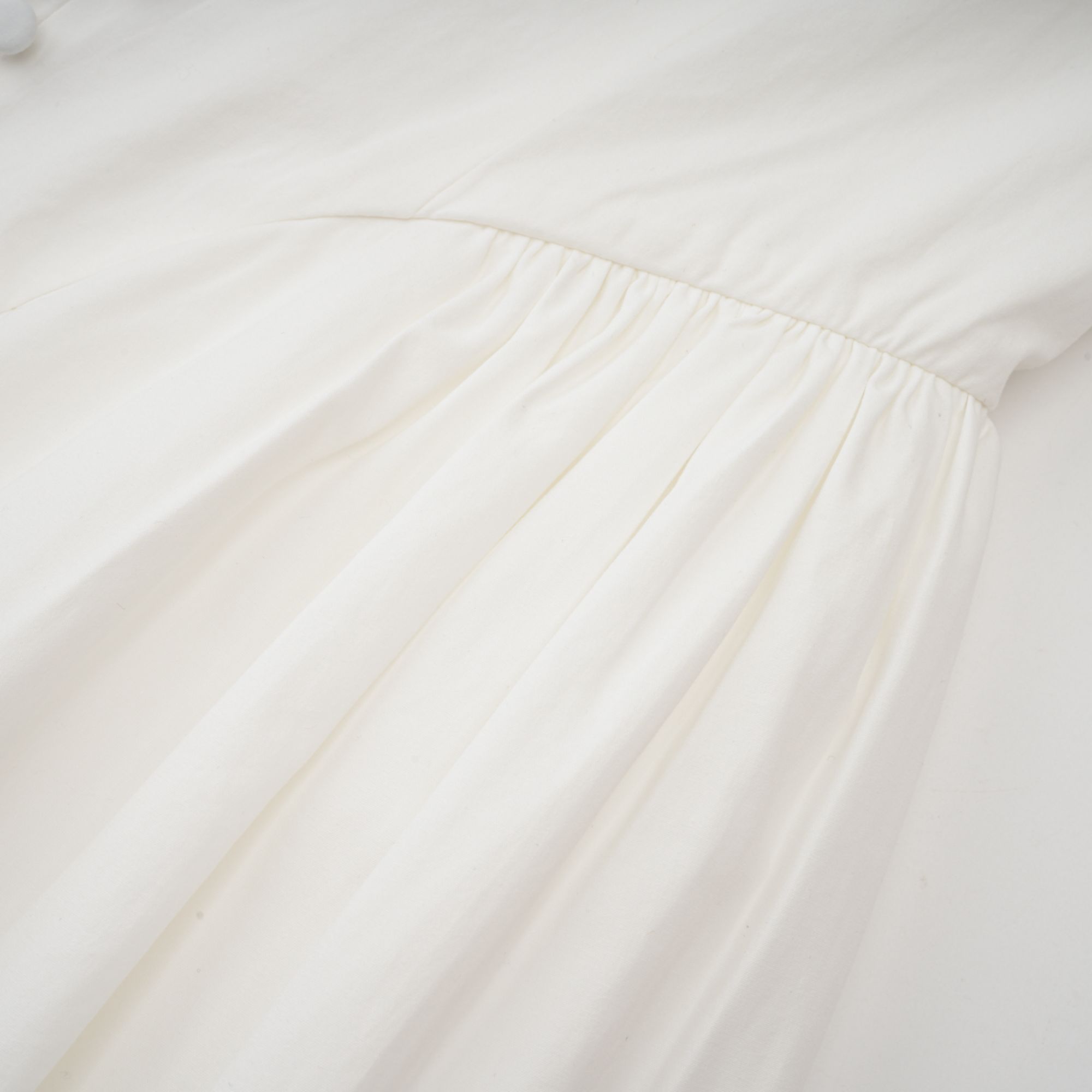 فستان جولي الأبيض القصير بدون أكمام ذو الرقبة المطوية